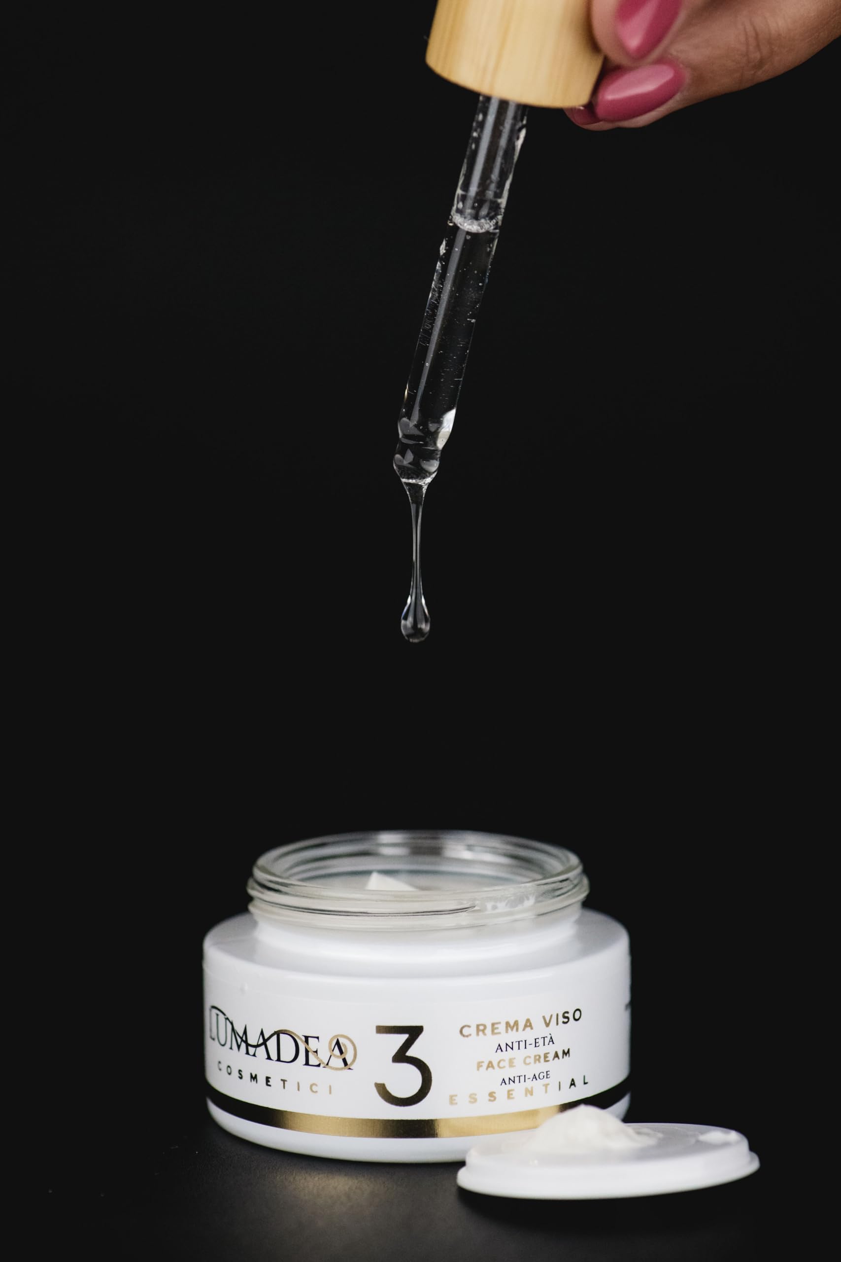 Lumadea Crema Viso Anti Età - 50ml. Rigenera, idrata, illumina. La formula è potenziata dal complesso esclusivo Essential Face, che combina: Bava di lumaca certificata COSMOS