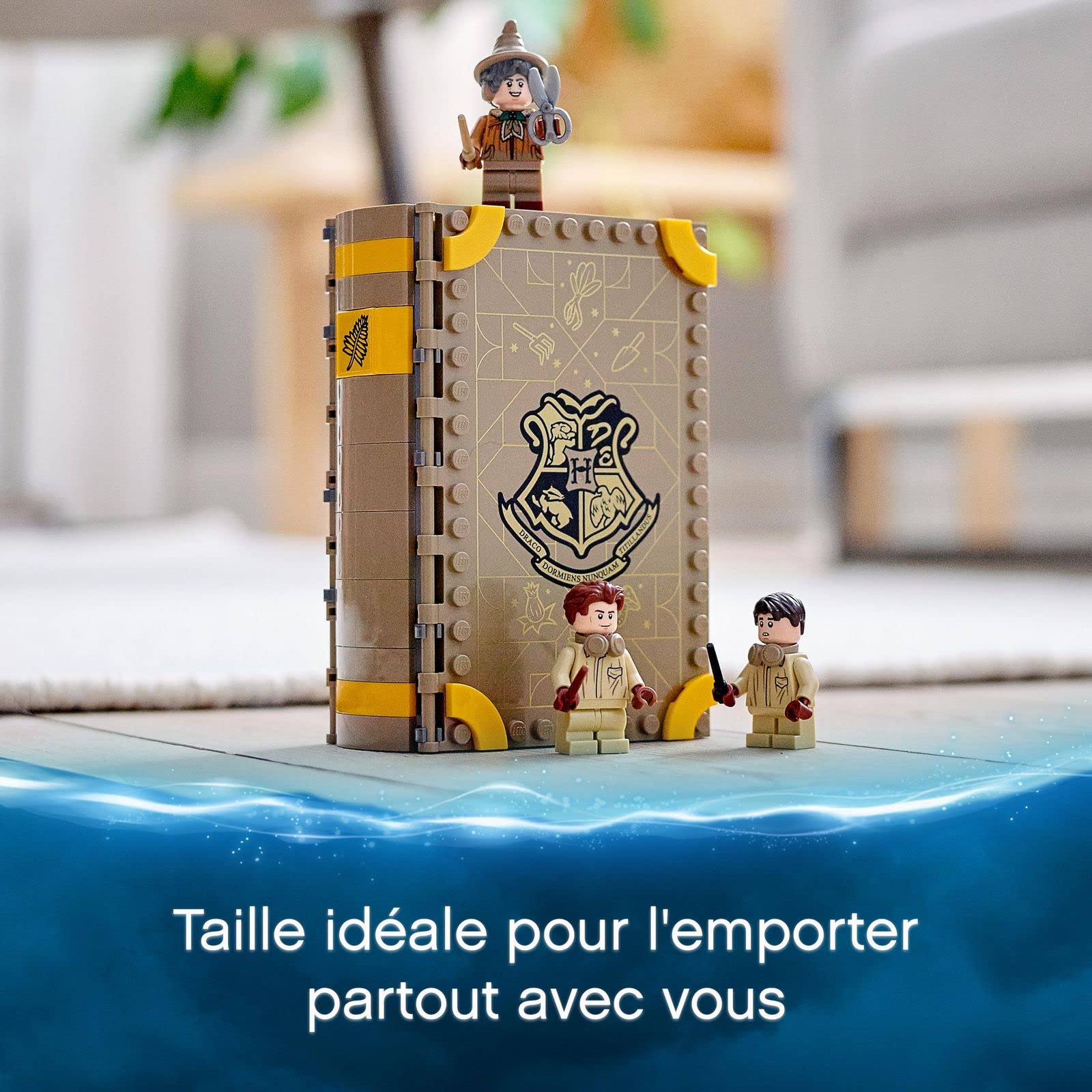 LEGO 76384 Harry Potter Poudlard : Le Cours de botanique, Livre de Collection de la Classe d'herboristerie, Mallette de Voyage