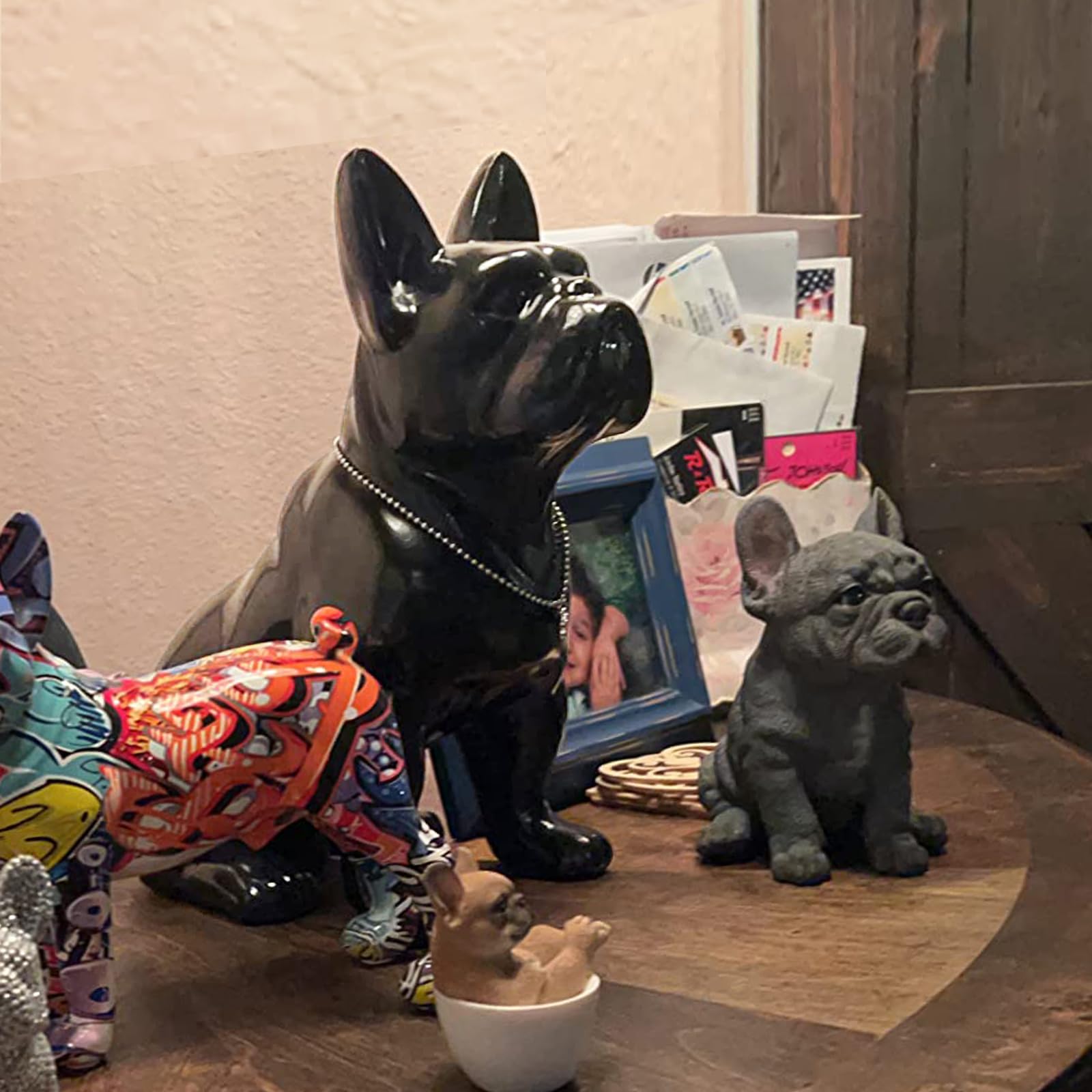 SHENGTIAN Statua Bulldog Francese - Scultura Moderna in Resina Con Collana Argentata, Statuetta Decorativa Per Soggiorno, Ufficio, Camera Da Letto E Corridoio