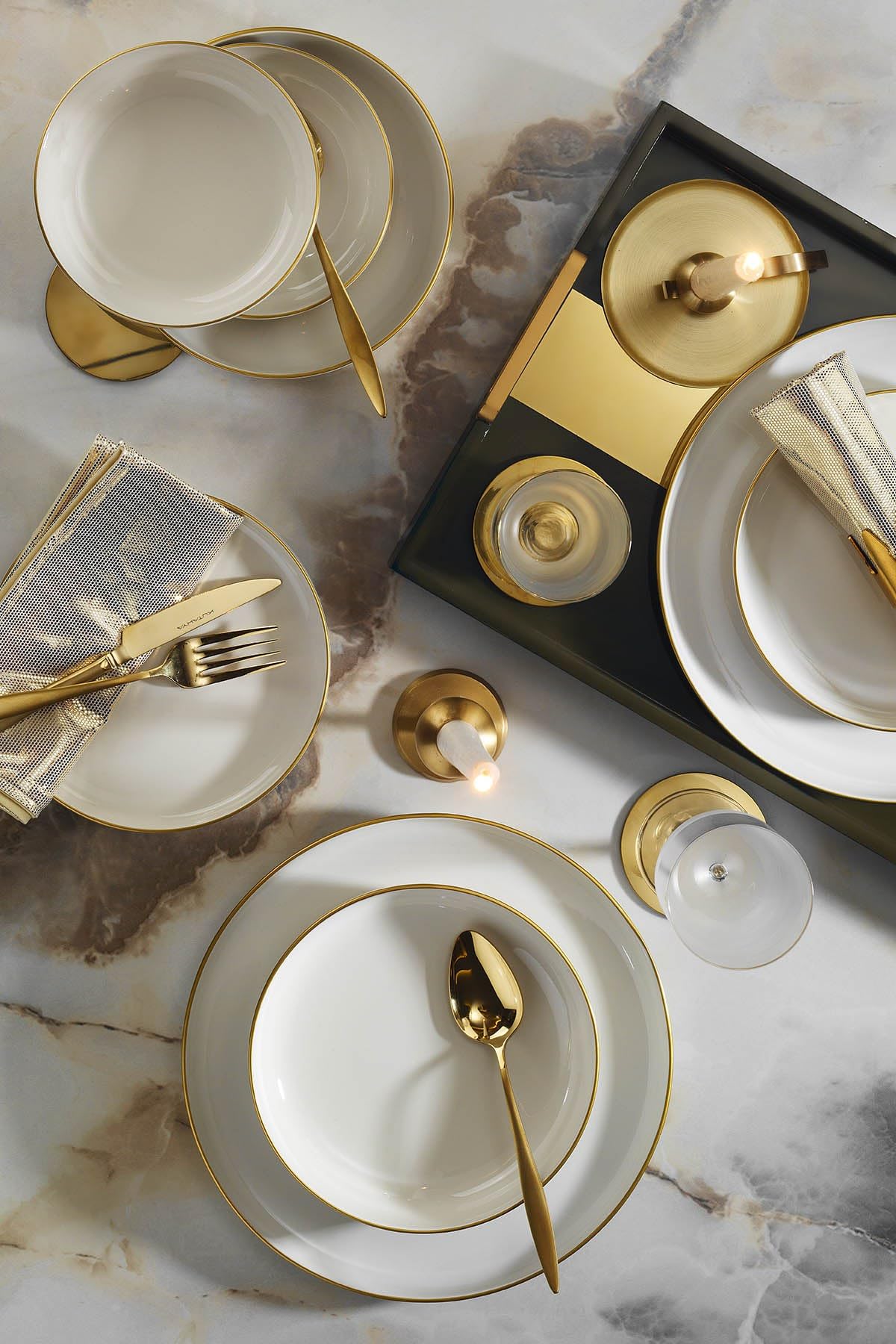 Elegante set da 16 pezzi, 100% porcelain | Include piastre di servizio, ciotole e dessert | Perfetto per cose eleganti, non lavare in lavastoviglie o microwave Safe