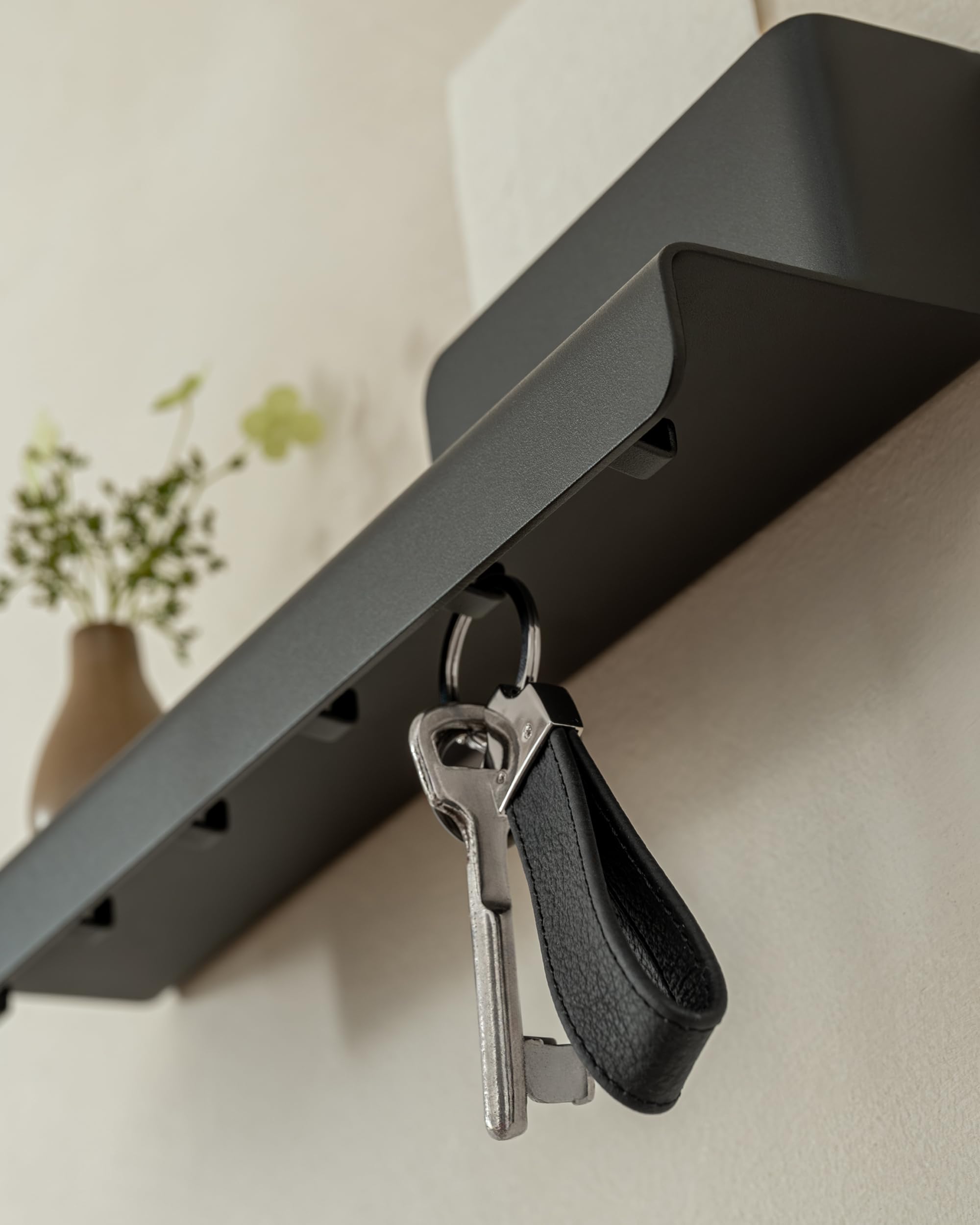 Kazai. Schlüsselbrett 'Holmsen' | Minimalistisches Schlüsselhaken-Design aus Berlin | Moderner Schlüsselhalter mit Ablage aus Metall | Schlüsselboard als Flur Möbel für die Wand | Schwarz