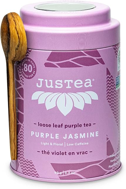 JusTea PURPLE JASMINE | Tea purple feuille libre en étain avec cuillère à thé sculptée à la main 40+ Coupes (90g) | Faible caféine , Prix-gagnant , Commerce équitable , Non-OGM