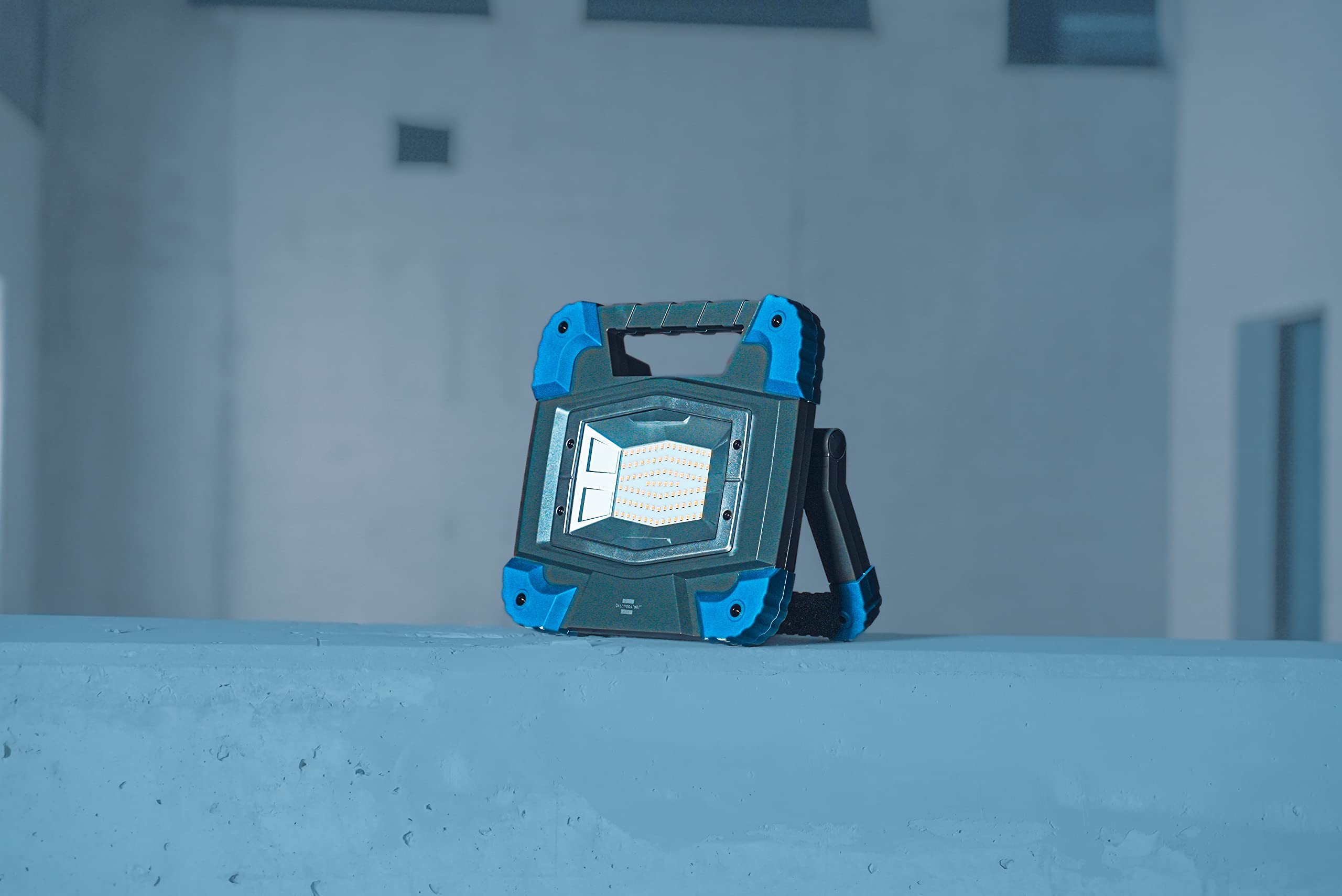 Brennenstuhl Professional LED Akku Arbeitsstrahler BS 5000 MA/Baustrahler 6000lm (Kompatibel zum Bosch Professional 18V Akku System, IP55, 2 Schaltstufen, dimmbar, ohne Engineered in Germany)