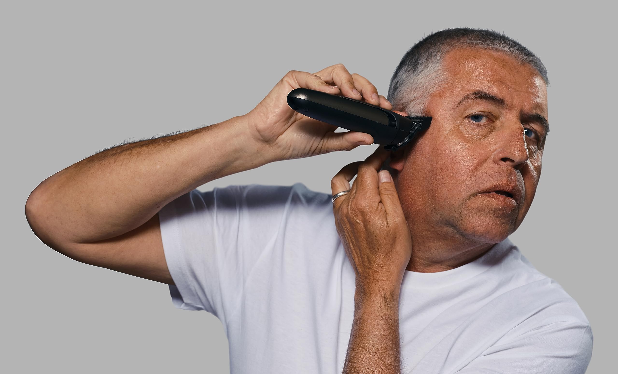 Remington ONE Rasoio Elettrico Multiuso, 10 Testine e Pettini, Impermeabile | Batteria al Litio a Lunga Durata, Autonomia 60 Minuti con Ricarica USB-C, Accessori per Cura di Corpo Naso e Orecchie