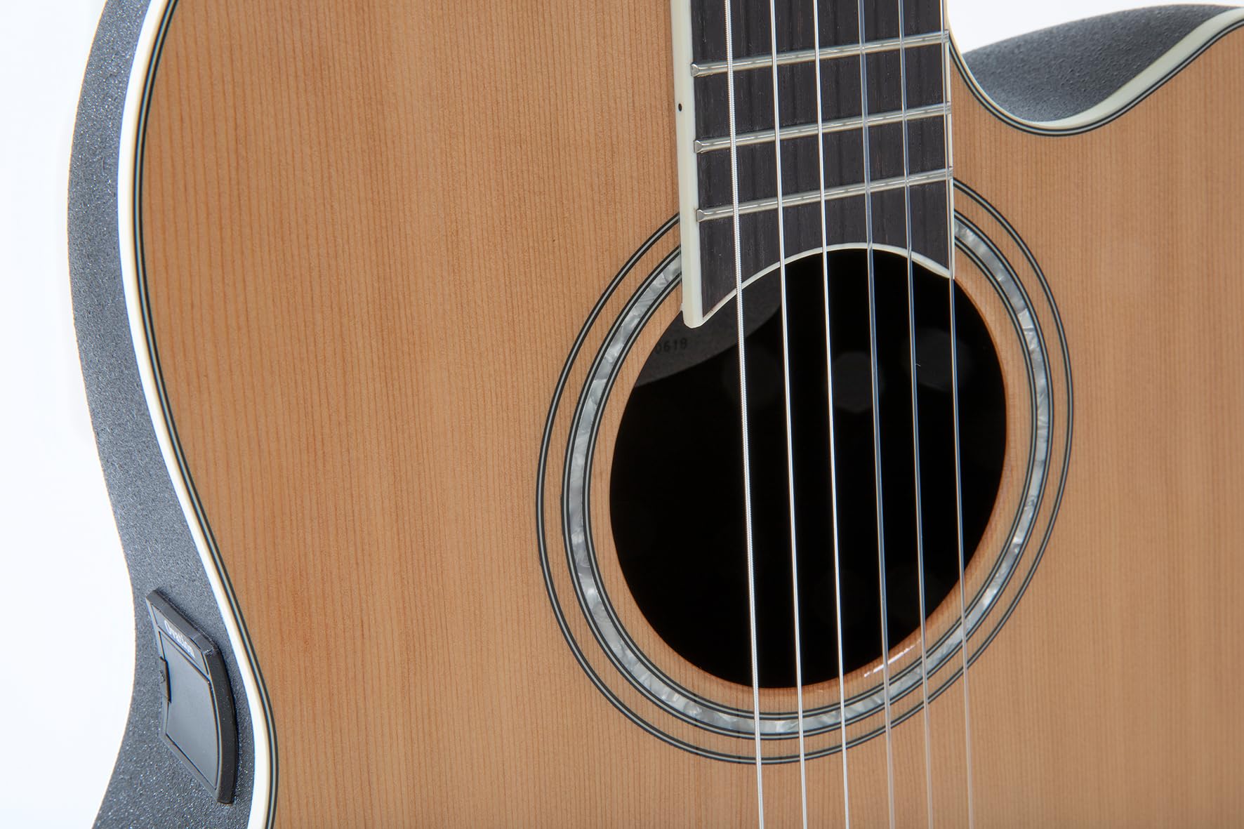 OVATION E-Akustik Klassikgitarre Celebrity Traditional CS24C Mid Cutaway Nylon - Massive Zederndecke - Mid-depth Lyrachord Body - Saiten Hannabach Goldin - Natural - CS24C-4-G