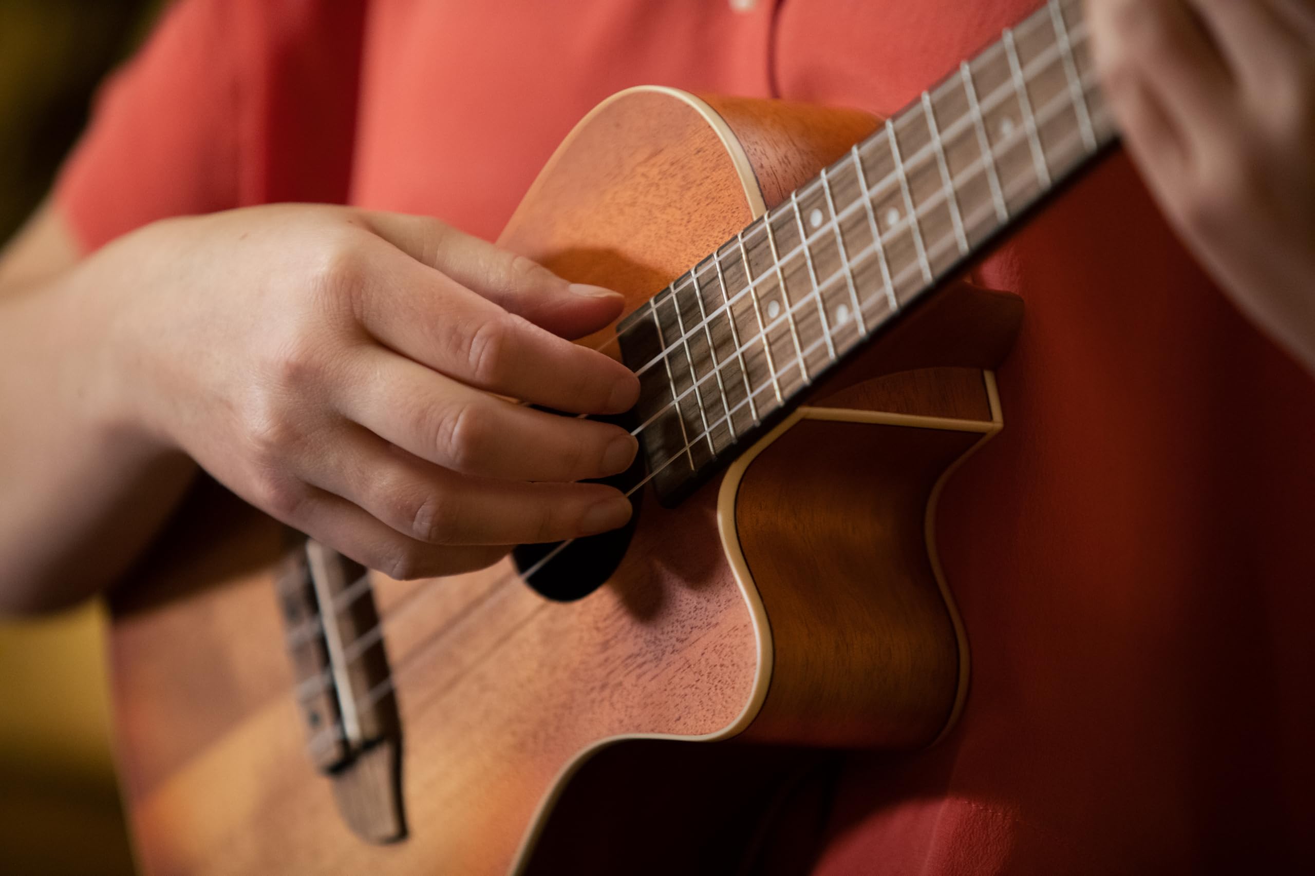 Ortega Guitars Ukulele Concerto Elettro-Acustico – Earth Series – con Cutaway – Okoume, Brown (RUDAWN-CE)