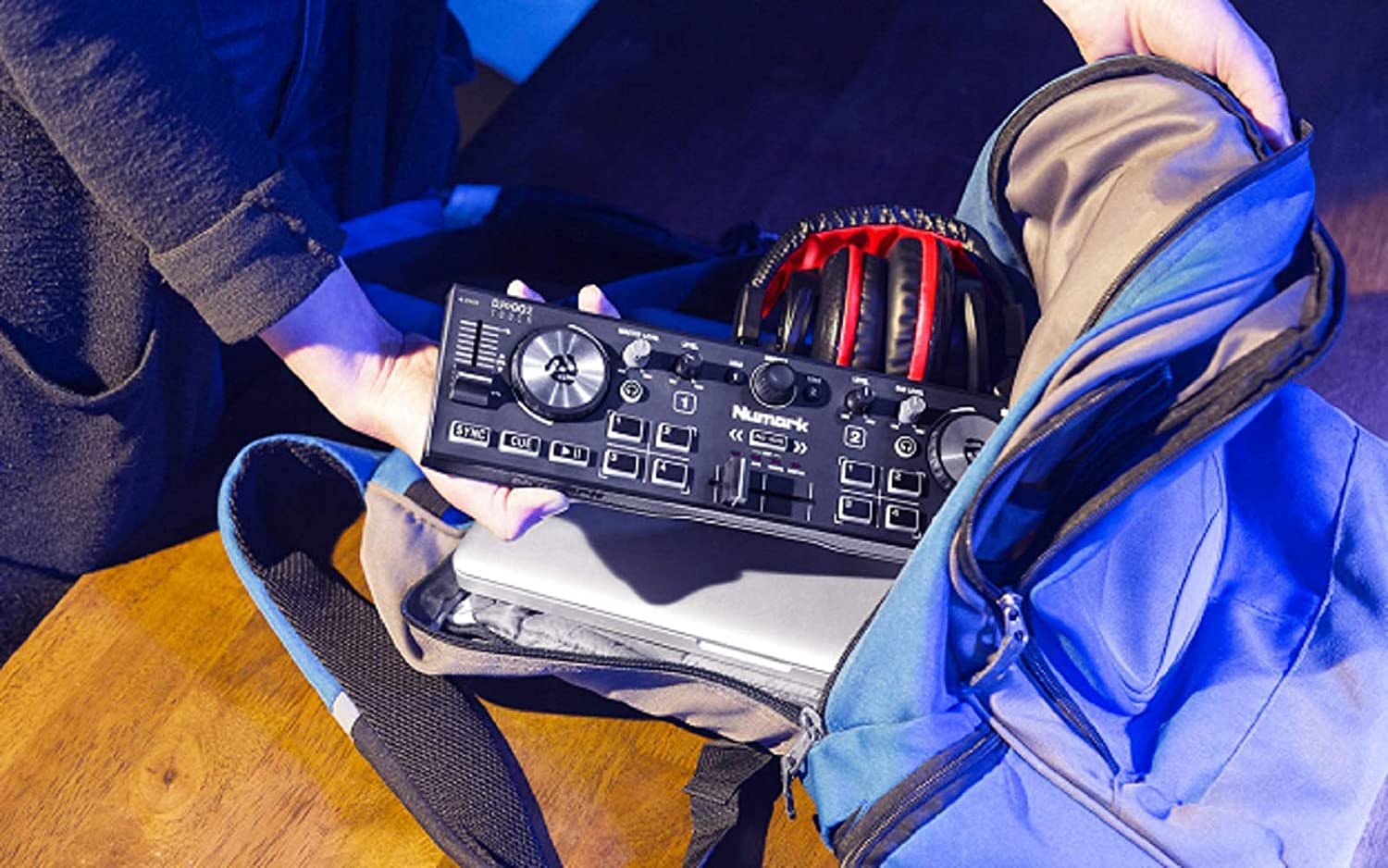 Numark DJ2GO2 Touch et HF125 – Contrôleur DJ USB 2 Decks Compact pour Serato DJ avec Table de Mixage DJ, Carte son Intégrées et Casque Audio DJ Inclus