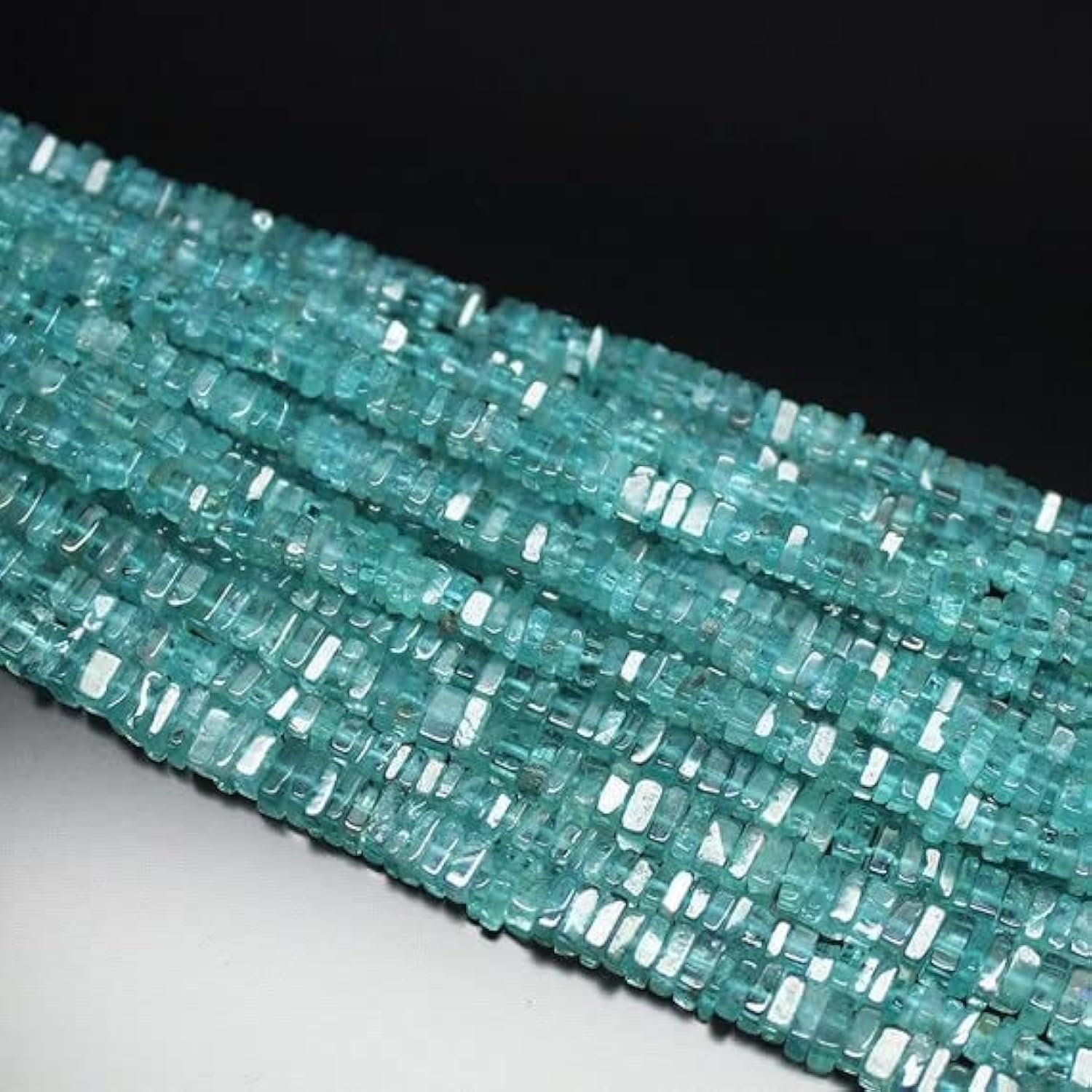 Apatite bleue naturelle en cubes de 3mm pour créer vos bijoux d'été et accessoires tendance