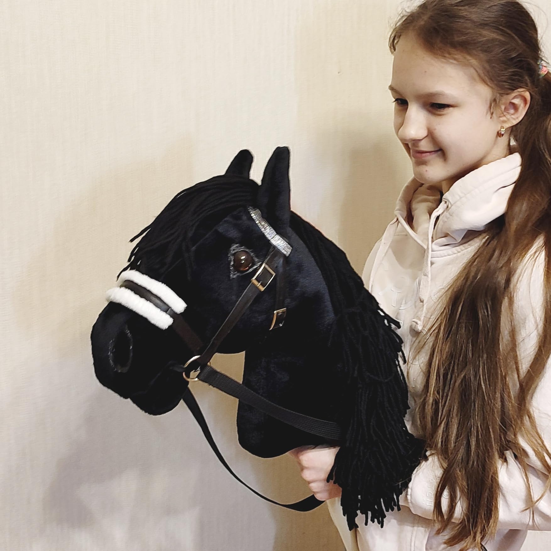 Generisch Steckenpferd A3 Schwarz – Realistisches Hobby Horse Pferd mit Abnehmbarer Trense & Langer Mähne – Großes Steckenpferd für Kinder, Hobby Horsing & Reitsport – Handgefertigt mit Zubehör
