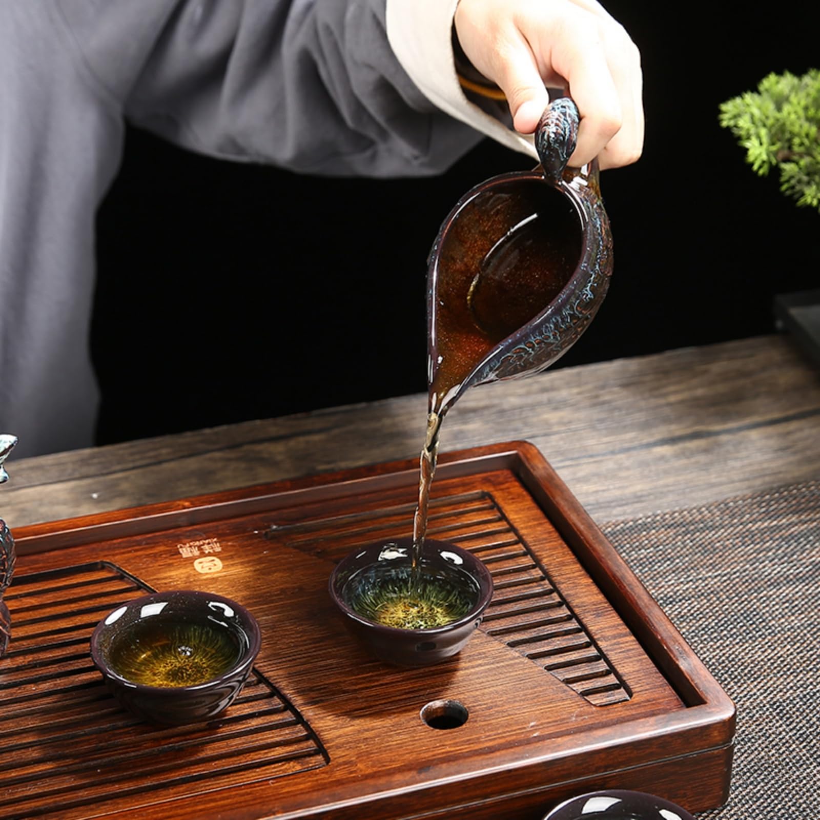 Chiński zestaw do herbaty Gongfu – ceramiczny czajniczek z zaparzaczem, 8 filiżanek, półautomatyczny, z motywem smoka do herbaty liściastej