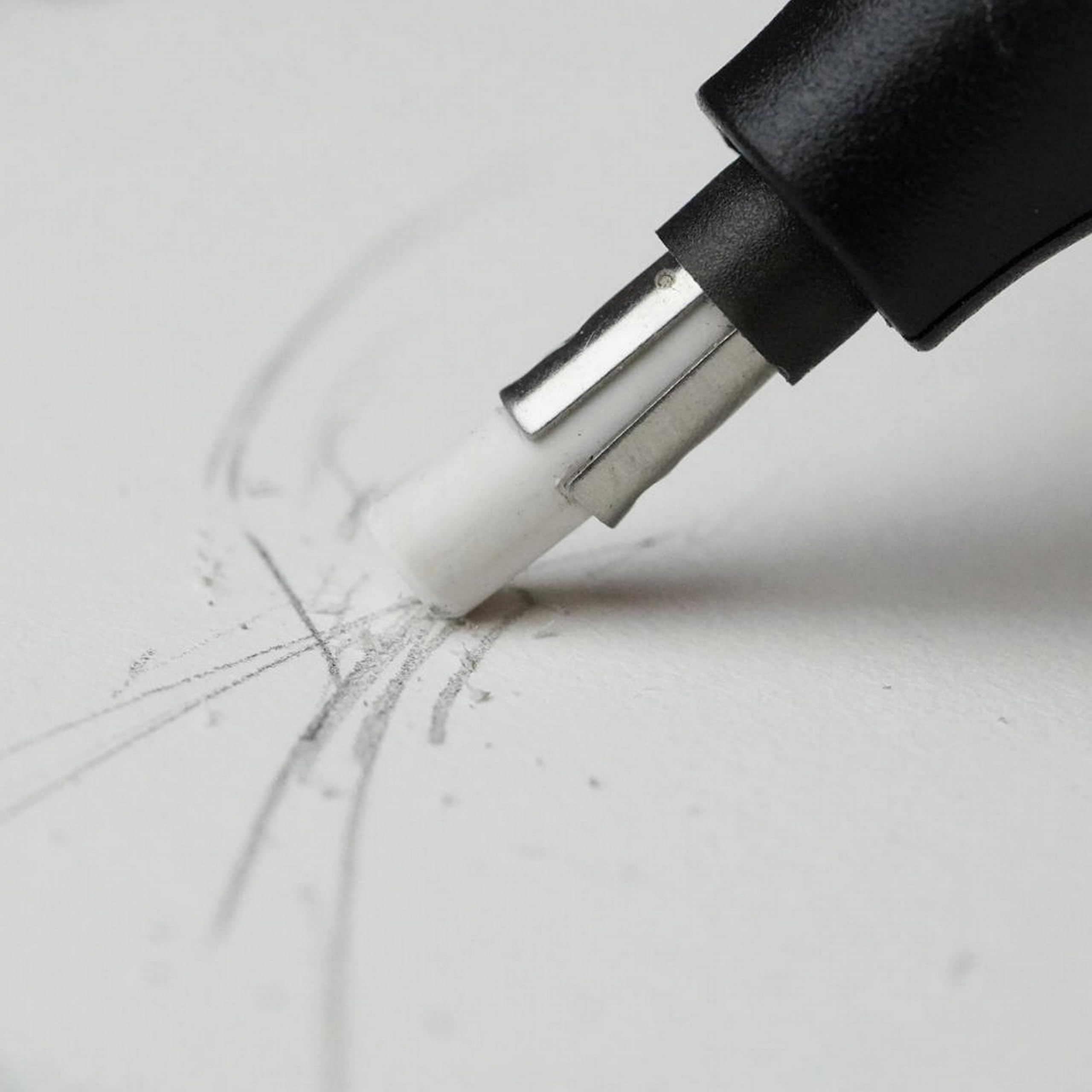 Derwent Stylo gomme à piles, comprend 8 gommes de rechange, convient aux crayons graphite, de couleur et pastel, qualité professionnelle, 2301931, noir