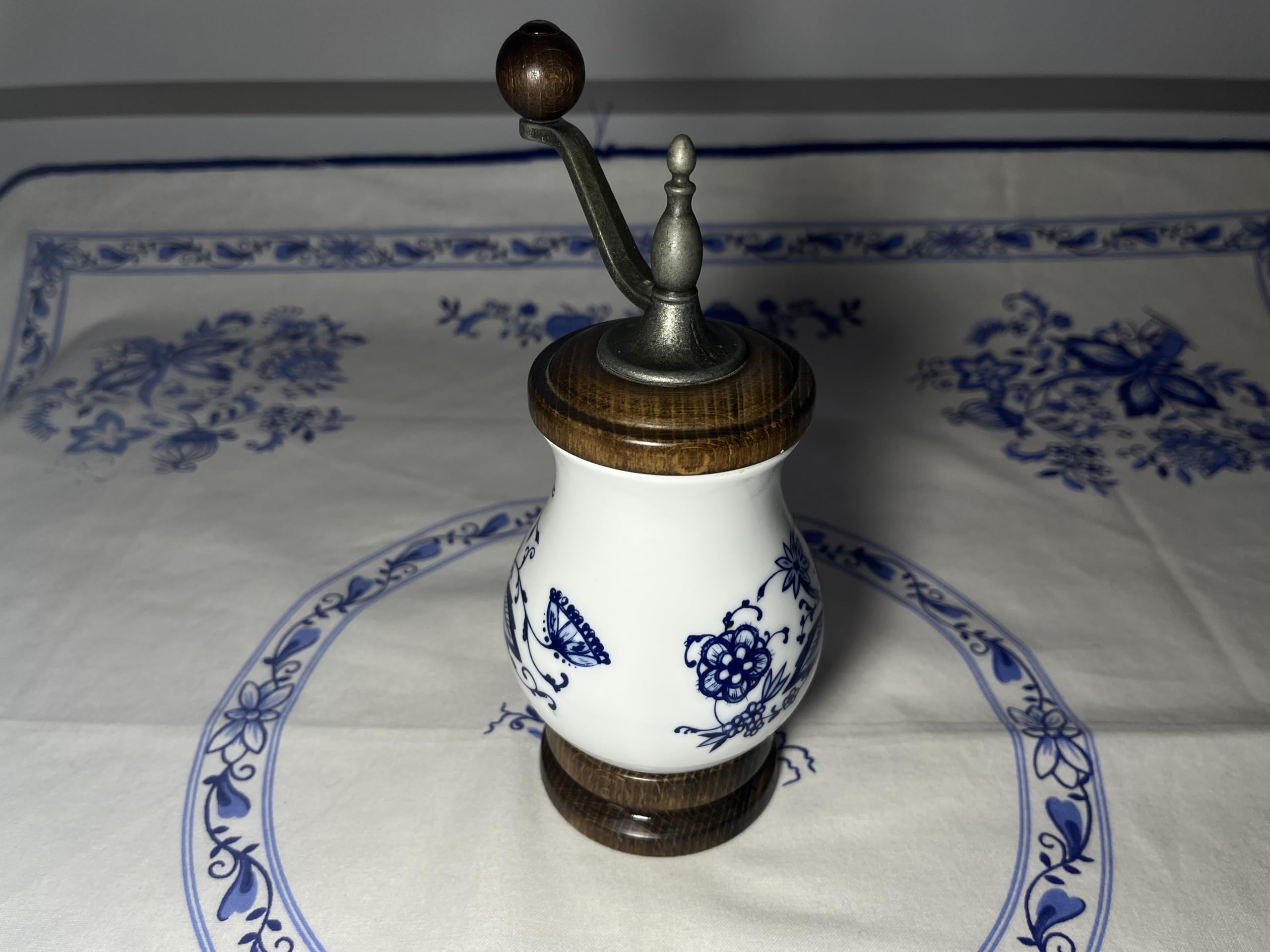 Vintage, Zwiebelmuster Porzellan Salzmühle, ist noch funktionsfähig.