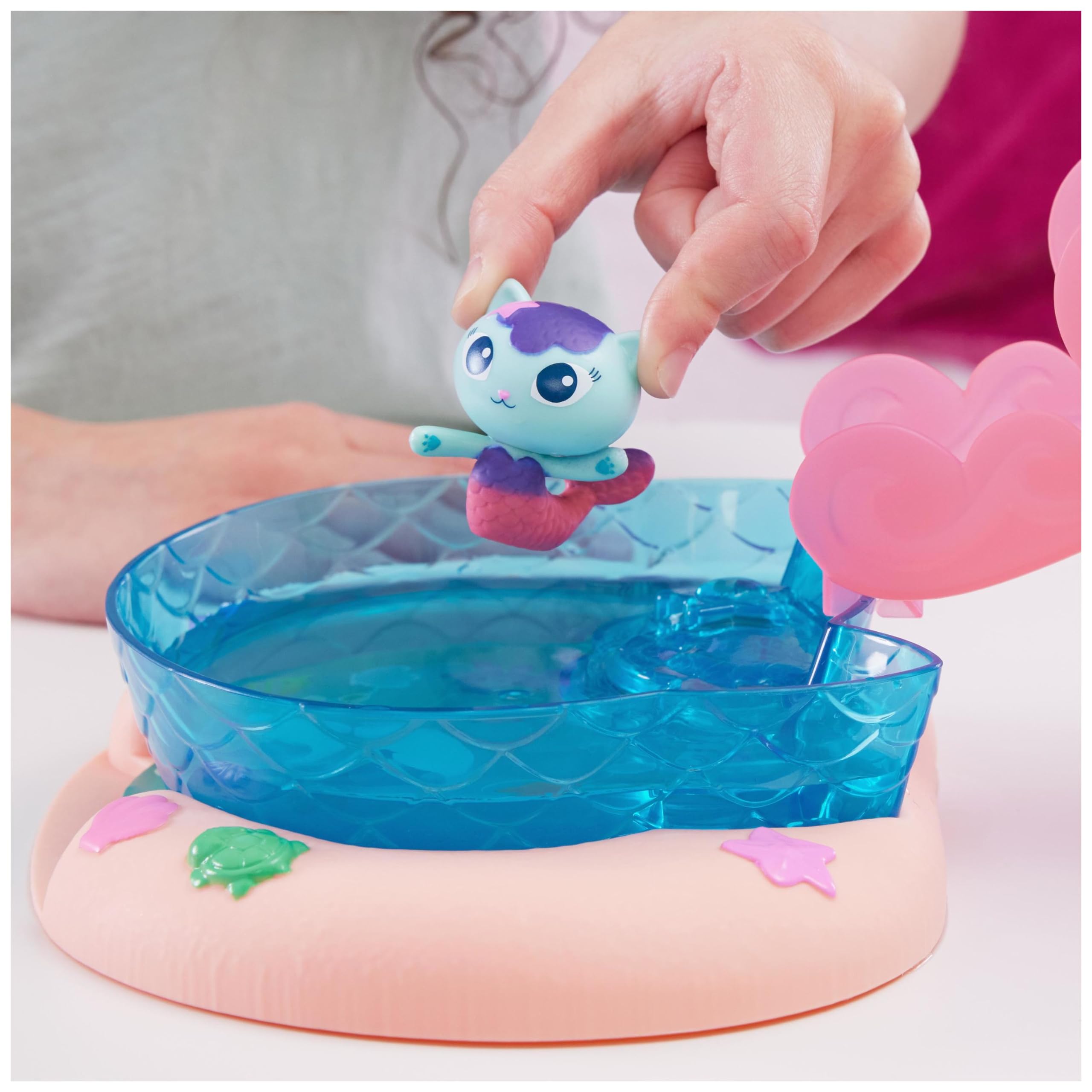 Gabby et la Maison Magique - Gabby Dollhouse - Piscine - 2 Figurines Et Accessoires - Queues de Sirène Qui Changent de Couleur - Dessin Animé Jouet Maison De Poupée - Jouet Enfant 3 Ans Et +