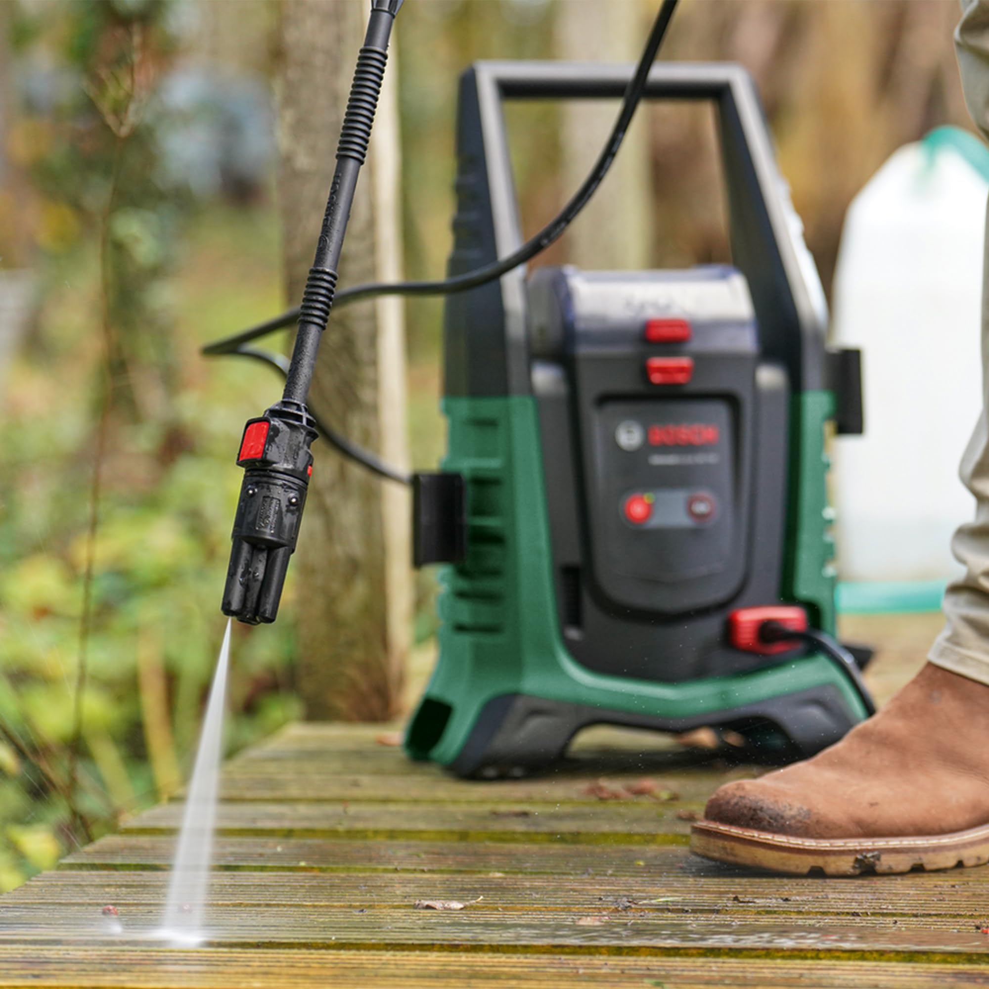 Bosch Akku-Hochdruckreiniger UniversalAquatak 36V-100 (ohne Akku/Ladegerät) | Für die Reinigung zu Hause oder unterwegs; 36-Volt-System; bis zu 45 Minuten Laufzeit; selbstansaugendes Set