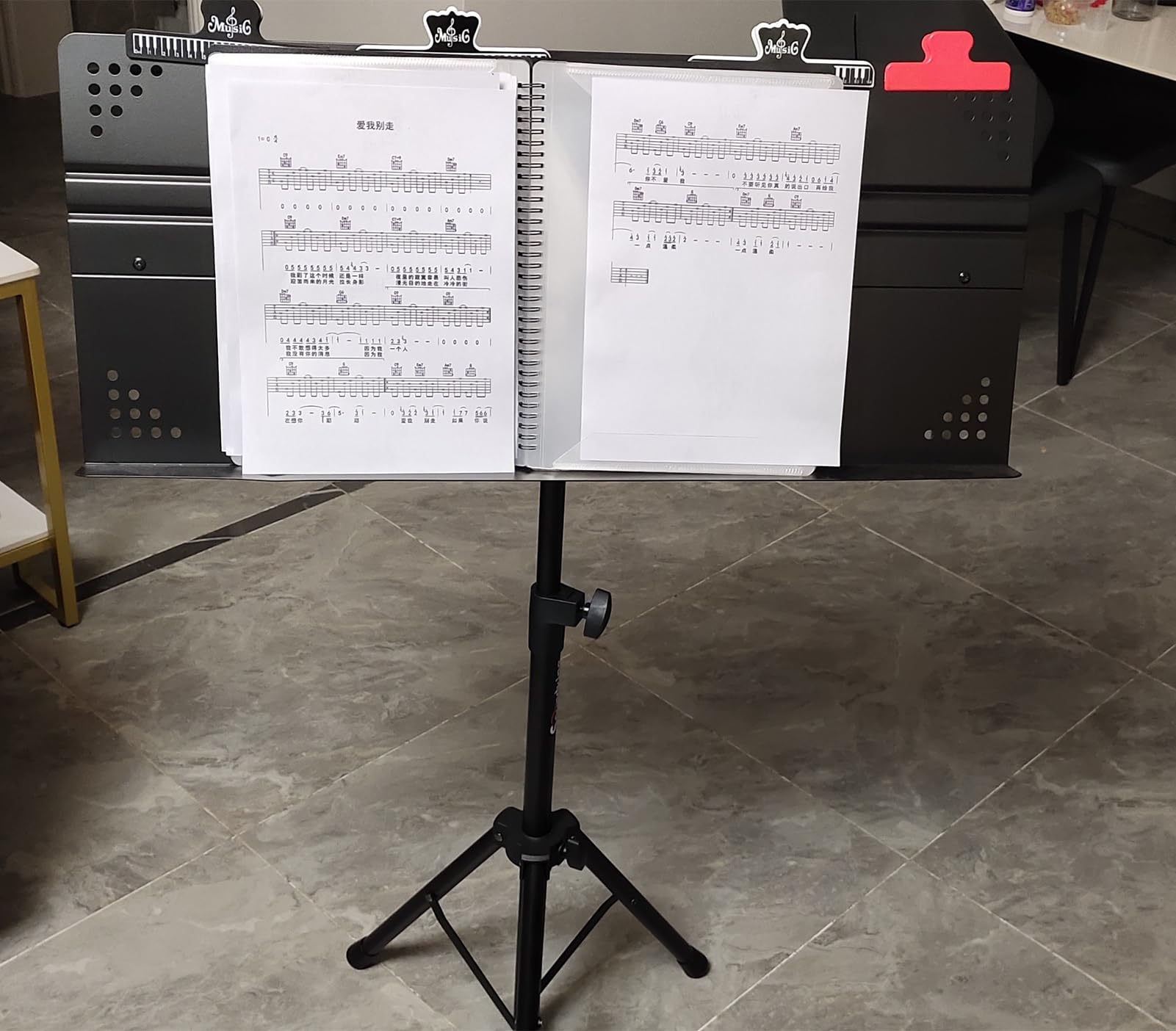 Porta spartiti Musicali Resistente, leggii per Direttore d'orchestra - Altezza Regolabile da 92 a 136 cm, Supporto per leggio Girevole per palcoscenico e Studio.