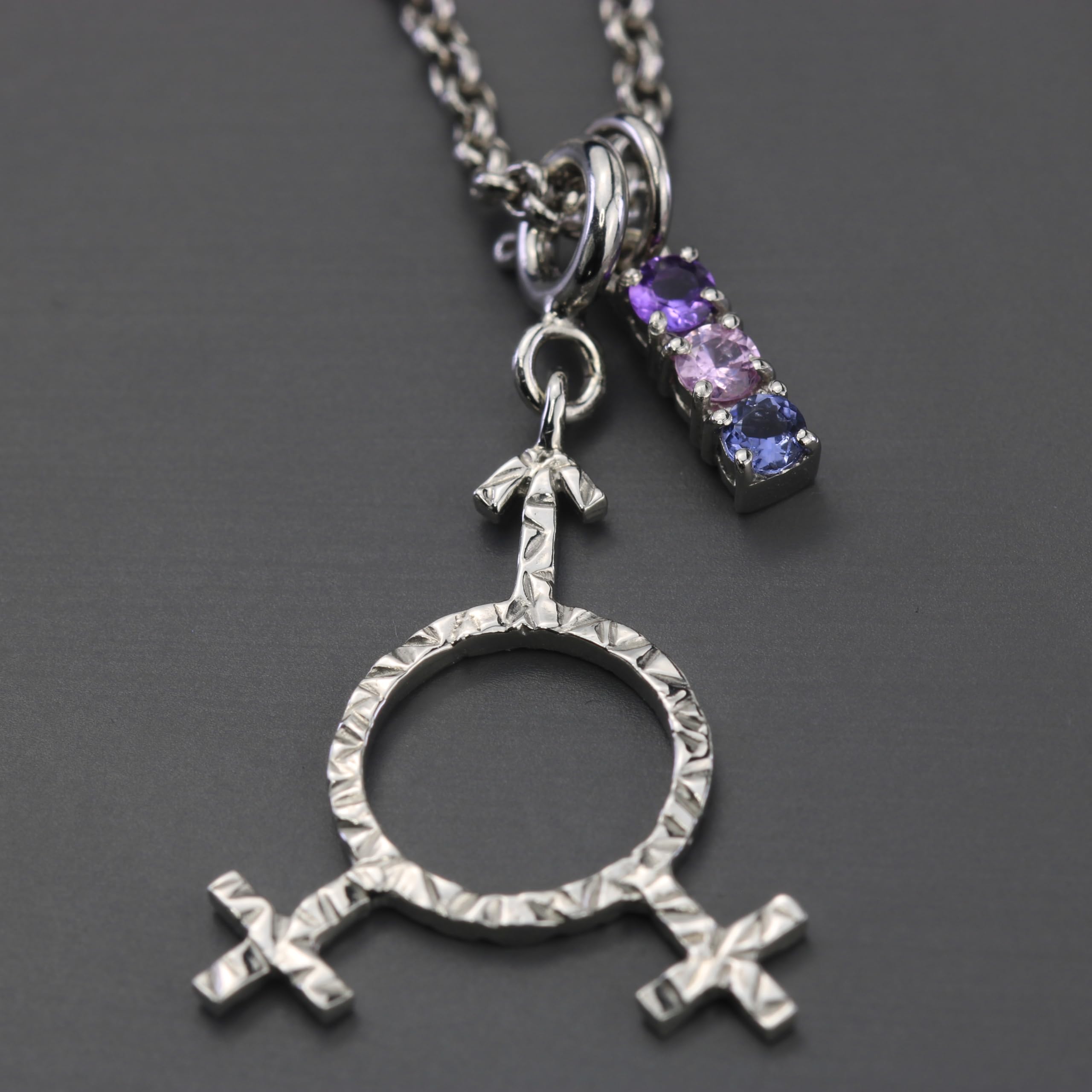 Fait Main LGBTQ Drapeau Pendentif Genuine Pierres Précieuses Argent 925 | LGBT, transgenre, lesbienne, gay, bisexuel, non binaire, agenre, asexuel, polyamour, pansexuel, genderqueer, gemmes, éclat