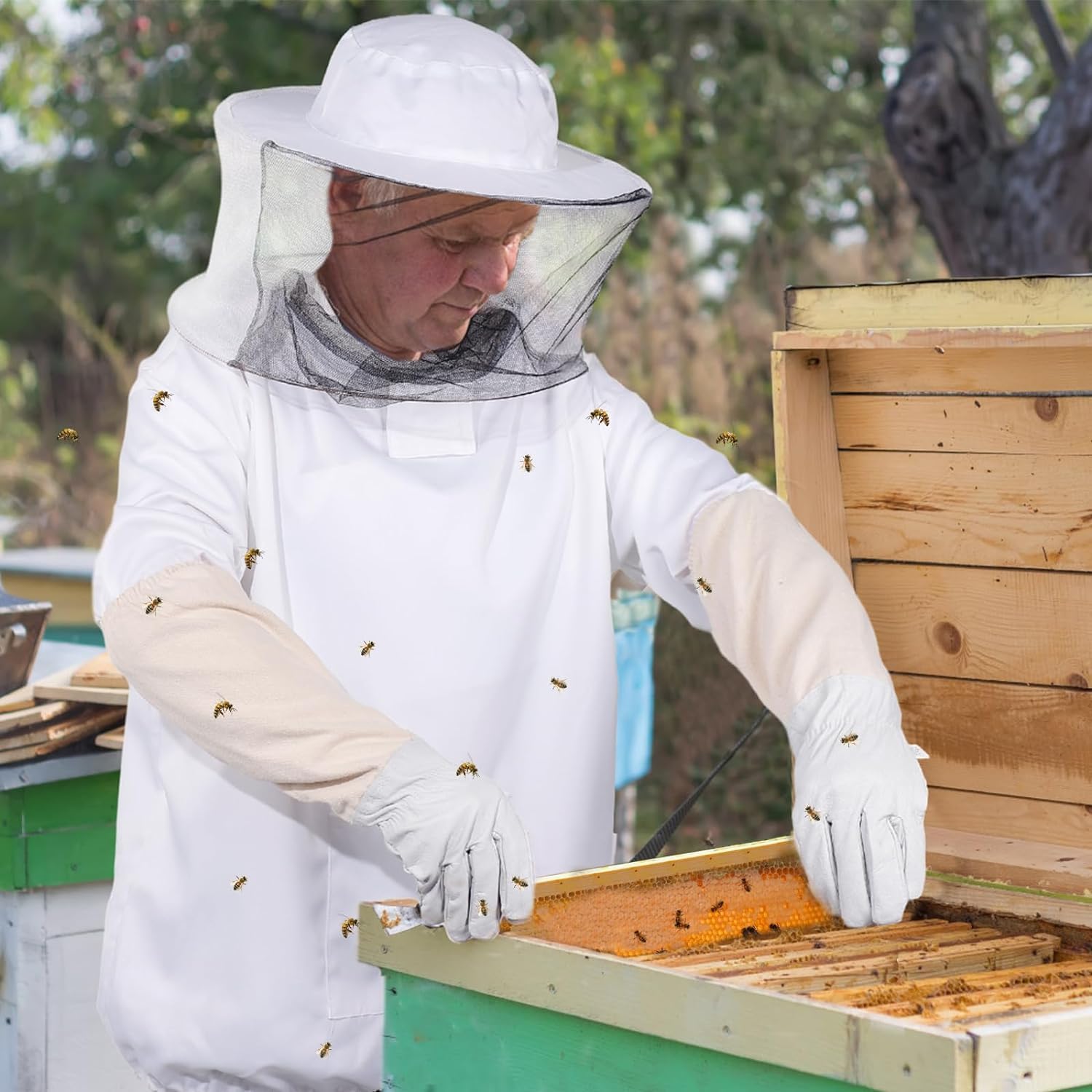 ZONSUSE Combinaison de Protection pour Apiculteur avec Gants, Lève-cadre et Grattoir à Crochet en J en Acier Inoxydable, Brosses de Ruche, Équipement Apicole Professionnel pour Jardin et Ranch