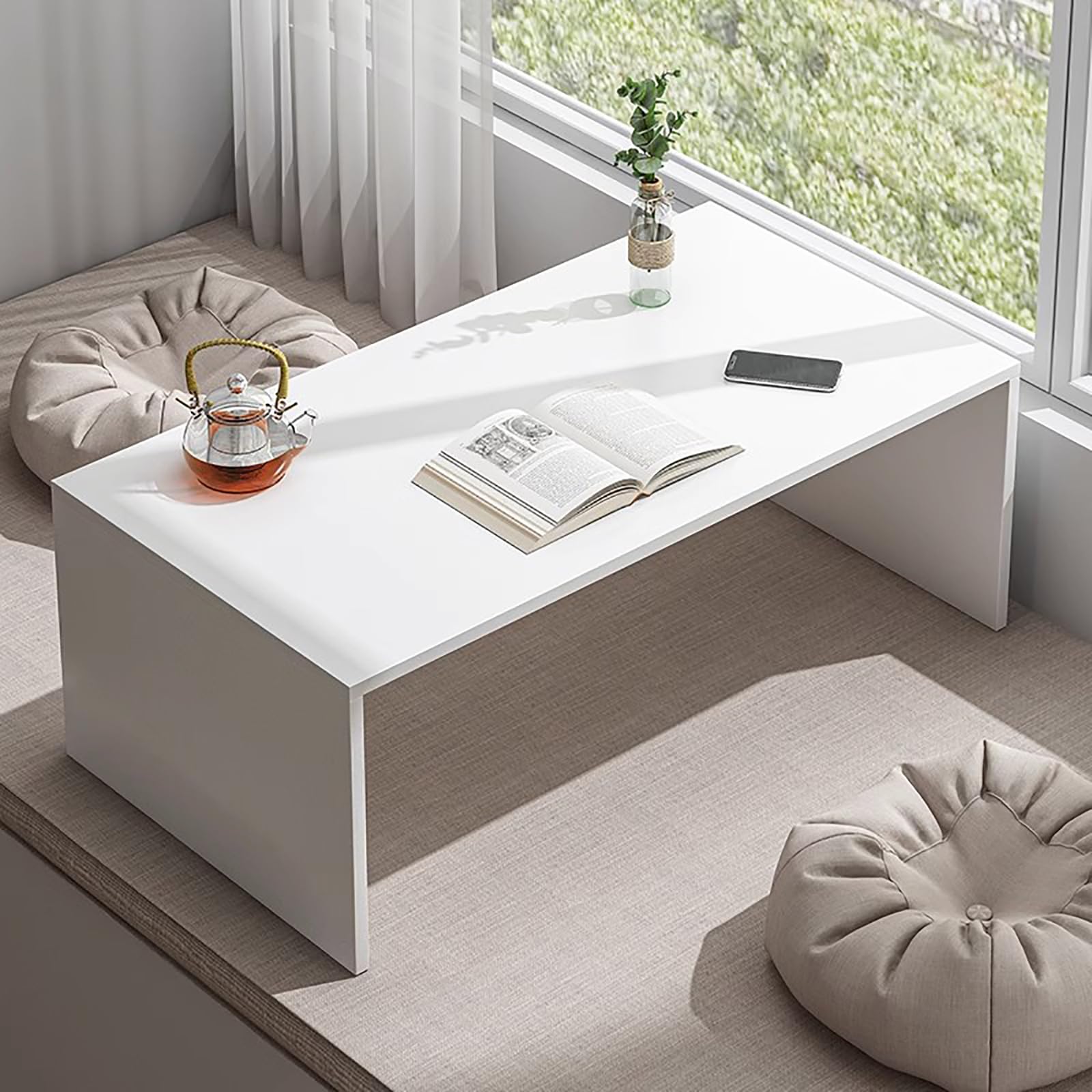Table basse japonaise en bois pour optimiser les petits salons avec un meuble blanc