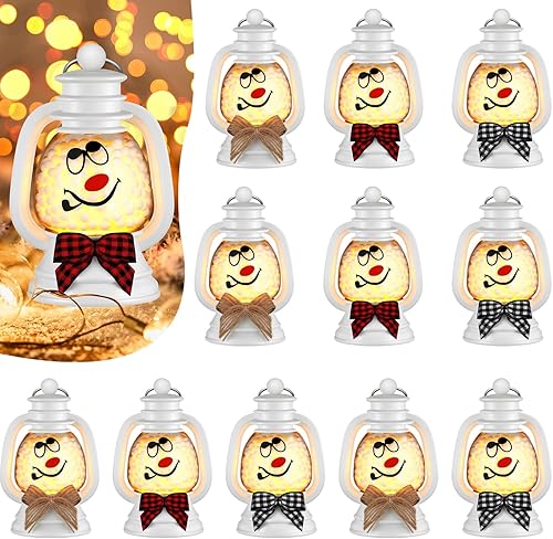 Vista 15 de ROCEEI 12 mini linternas de muñeco de nieve de Navidad decorativas con velas LED parpadeantes, lazo a cuadros, pequeño centro de mesa portátil
