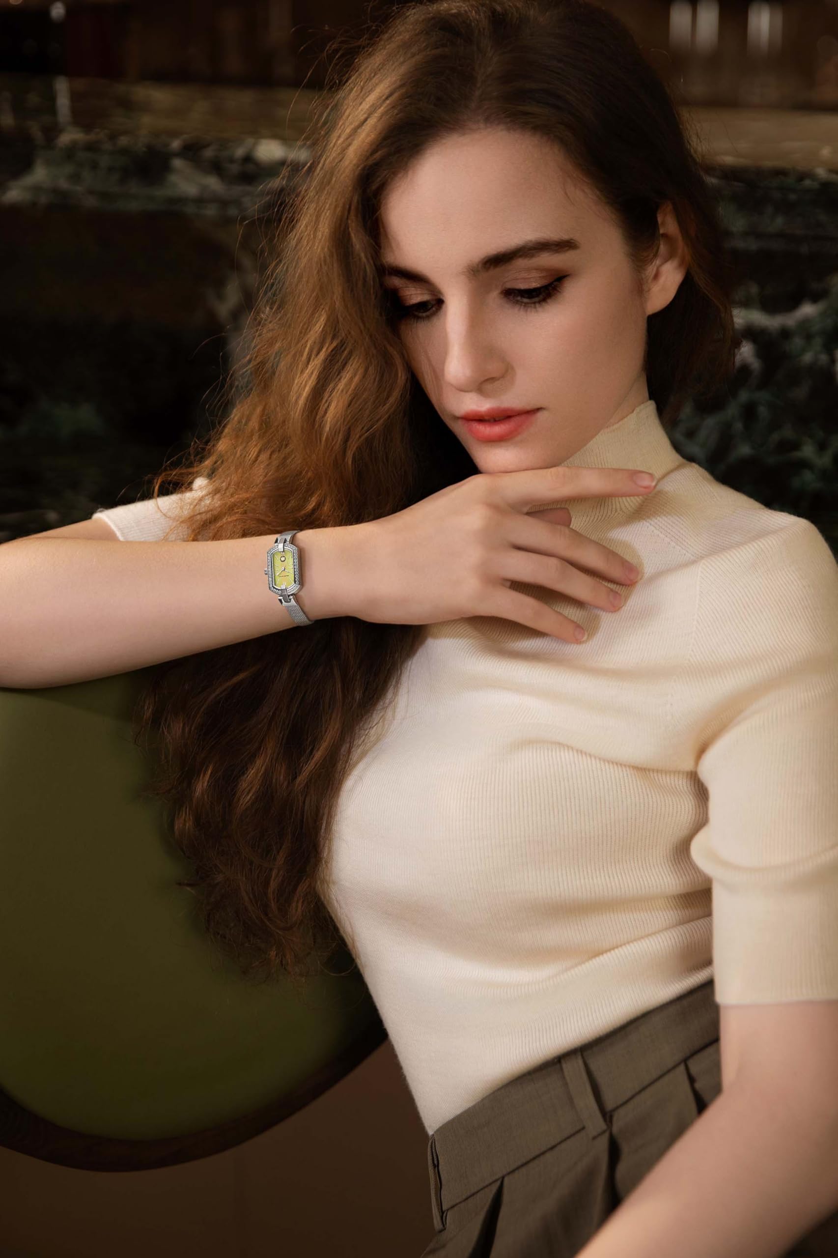Golden Maple Relojes para mujer, pequeña caja ovalada de acero inoxidable, esfera de madre perla, delicados relojes de mujer, regalos de lujo para ella