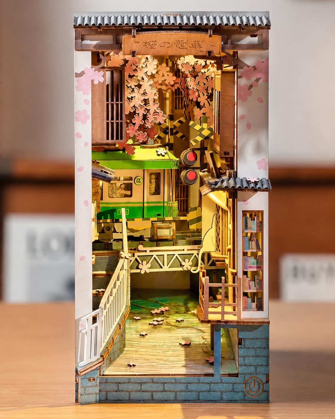 Rolife TGB01 Sakura Densya Kit Book Nook per libreria | Puzzle 3D in legno decorazione da scaffale regalo per adulti e appassionati di miniature