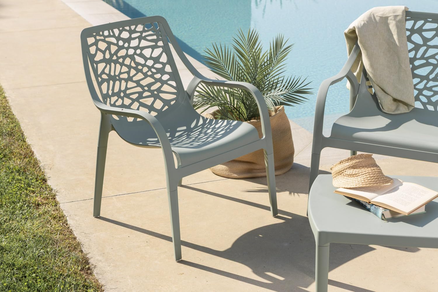 Set / Salon de jardin et extérieur en polypropylène avec fibre de verre 4 places, canapé deux places, 2 fauteuils et table basse, empilable, imperméable, design moderne - Set Maratea (vert sauve)