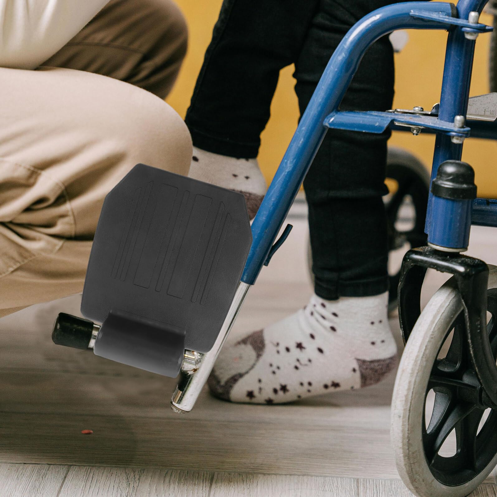 2 pezzi Poggiapiedi per Sedia Rotelle Pedana Elevabile Ergonomica e Resistente con Supporto Rinforzato Ricambio Pratico per Anziani e Disabili