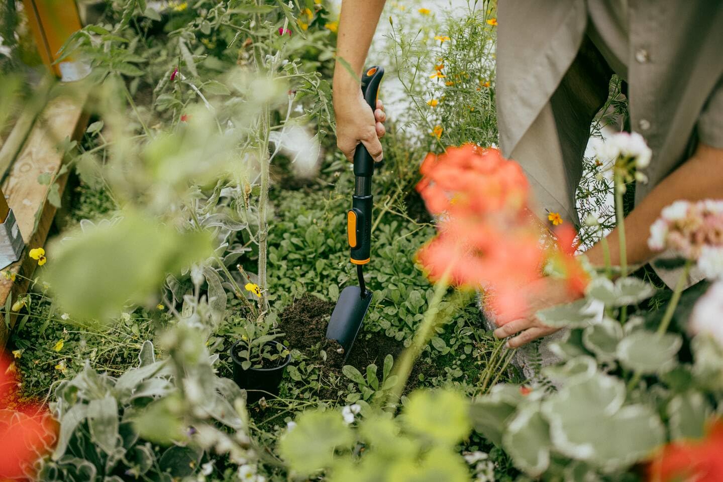 Fiskars OneClick Paletta da Giardino, Accessorio per Piantare e Trapiantare, Cambio Semplice con un Clic, Testa Robusta in Acciaio al Boro, Nero/Arancione, 1080693