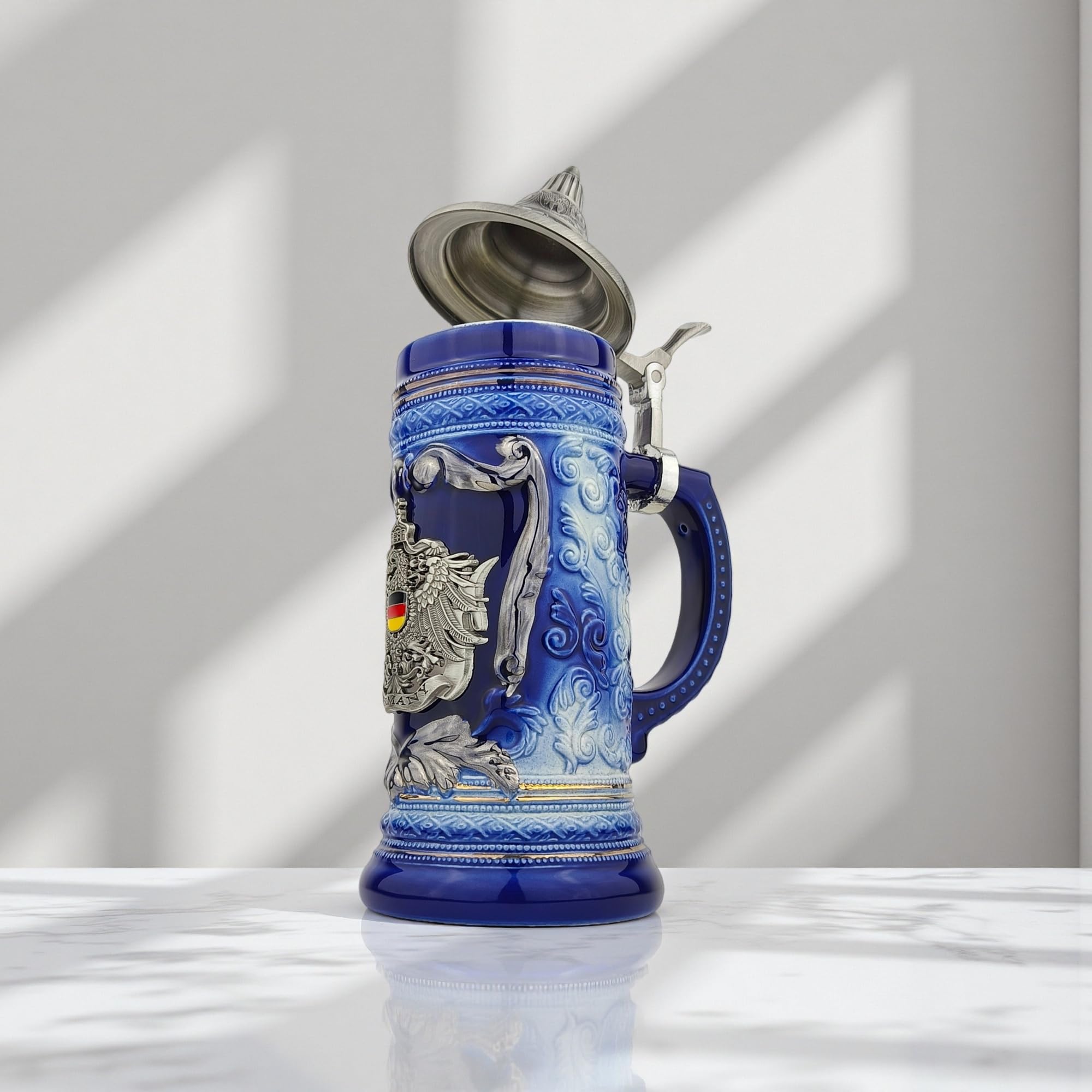 Bierkrug mit Deckel 0,7L – Klassischer Steinkrug mit Spitzdeckel & Metallmontur – Deutschland Motiv – Geschenkidee für Männer, Vater & Bierliebhaber (Blau)