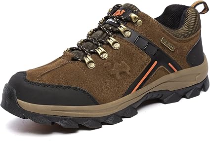 Primer plano de un montañista atando los cordones de - foto de stock |  Crushpixel