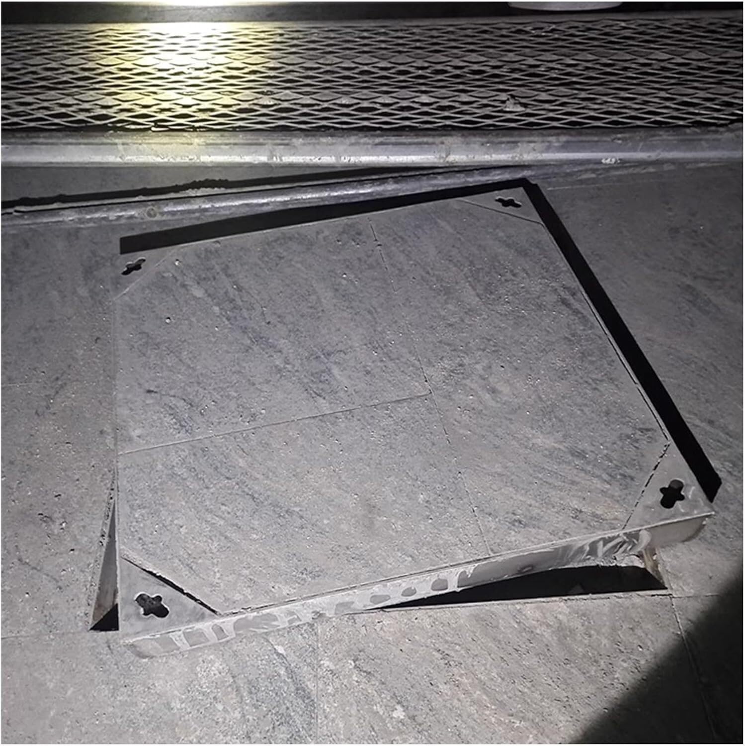 Couvercle d'accès métallique 30x30 carrossable pour trappe de regard