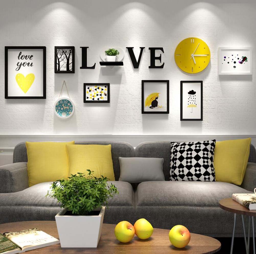 Horloge murale jaune et étagère déco pour aménagement mural TV