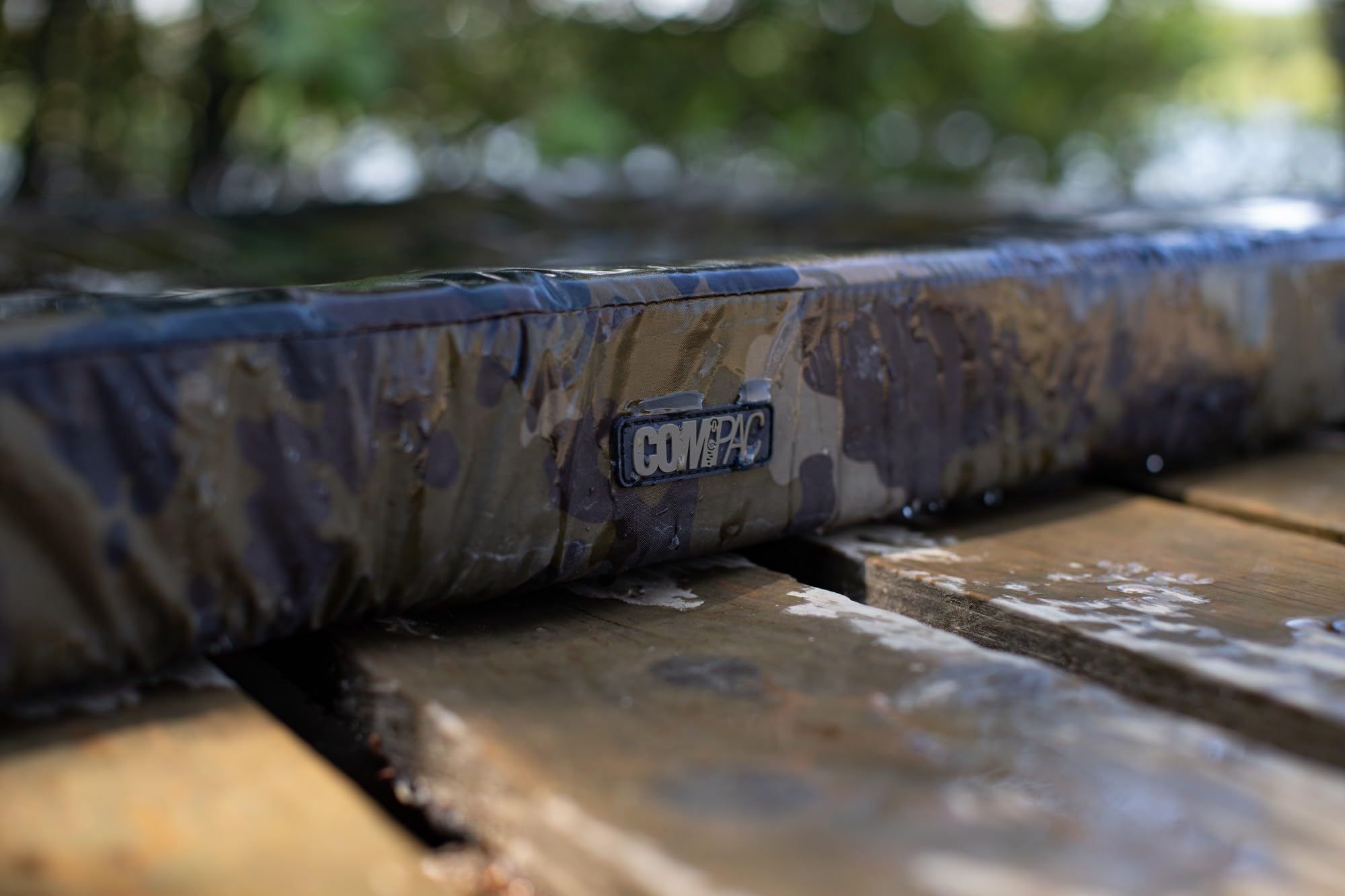 Korda Compac Flat Mat 120x75x8cm Dark Kamo, Karpfen Abhakmatte mit Hochdichtem Schaum, Wasserabweisend, Fischfreundliches Material, inkl. Tragebeutel und Erdungsschlaufen
