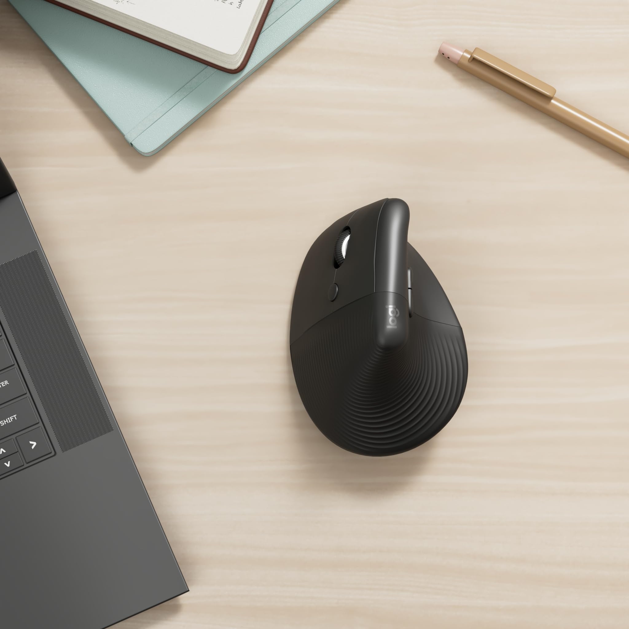Logitech Lift Left Mouse Ergonomico Verticale, per Mancini, Senza Fili, Bluetooth o Logi Bolt USB, Clic Silenziosi, 4 Tasti, Compatibile con Windows / macOS / iPadOS, Laptop, PC - Grafite