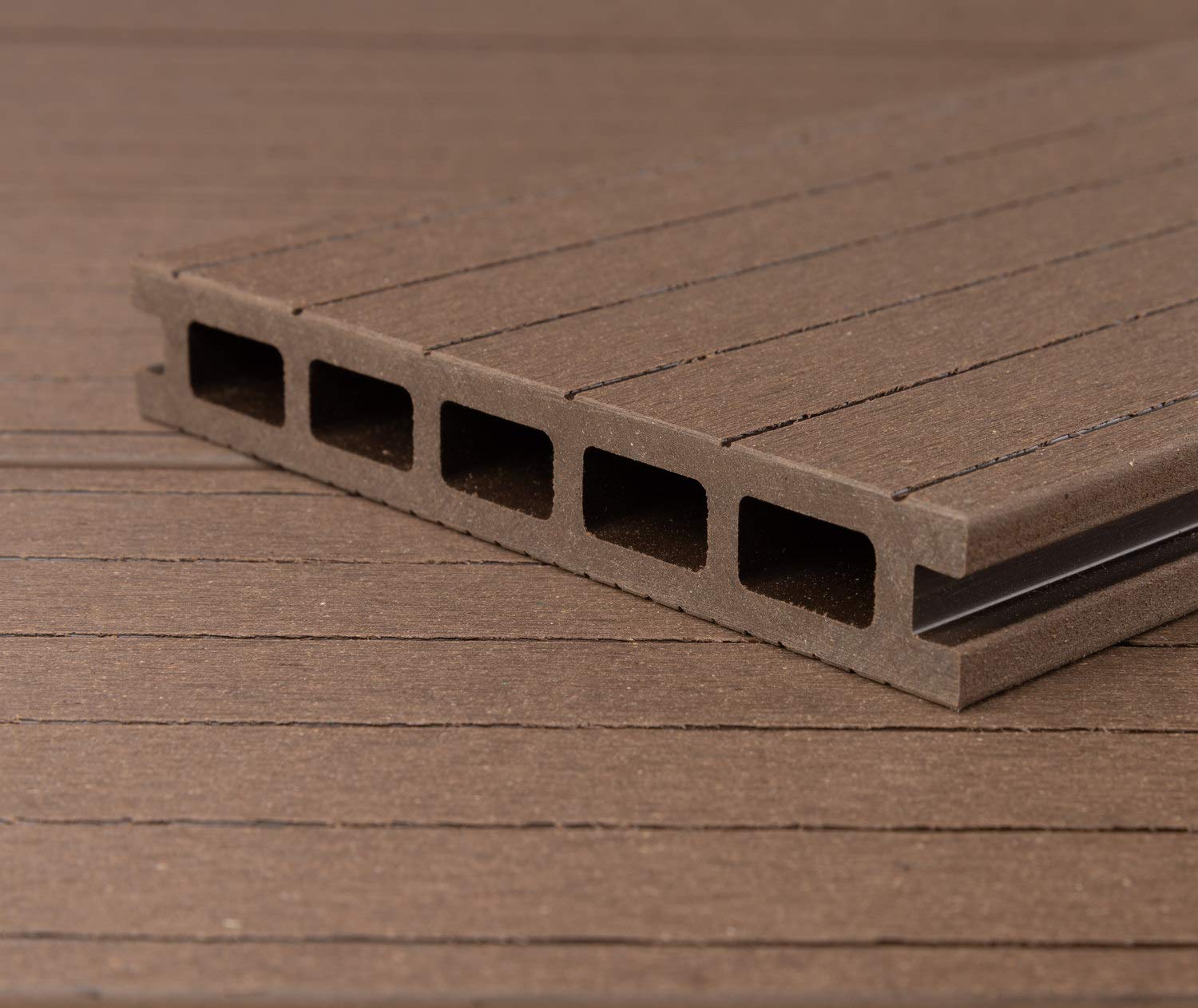 HORI WPC/BPC Terrassendielen Komplettset - Hohlkammerdiele Bali Braun - Inkl. auswählbare Unterkonstruktion & Clips - Wetterfest, pflegeleicht & rutschhemmend - Dielenlänge 4 m - Fläche 16 m²