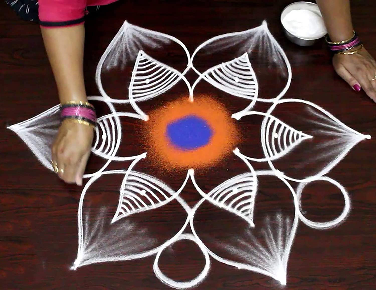 Radhna Multi Designer Rangoli Schablonen Set mit 10 Schablonen für Boden Rangoli Dekoration Diwali Dekoration 8 Zoll Rund Rangoli Stempel & 6 Kreis Schablonen Blume Ganesha Kalash Swastik Schablonen