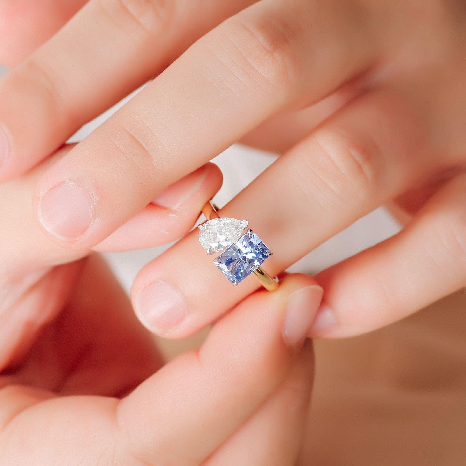 Obrączka ślubna dla kobiet Obrączki ślubne żółte złoto 9K Moissanite; Stworzony laboratoryjnie lekki szafir kropla wody kwadratowy rozmiar H 1/2 moda dla siostry biżuteria noworoczna