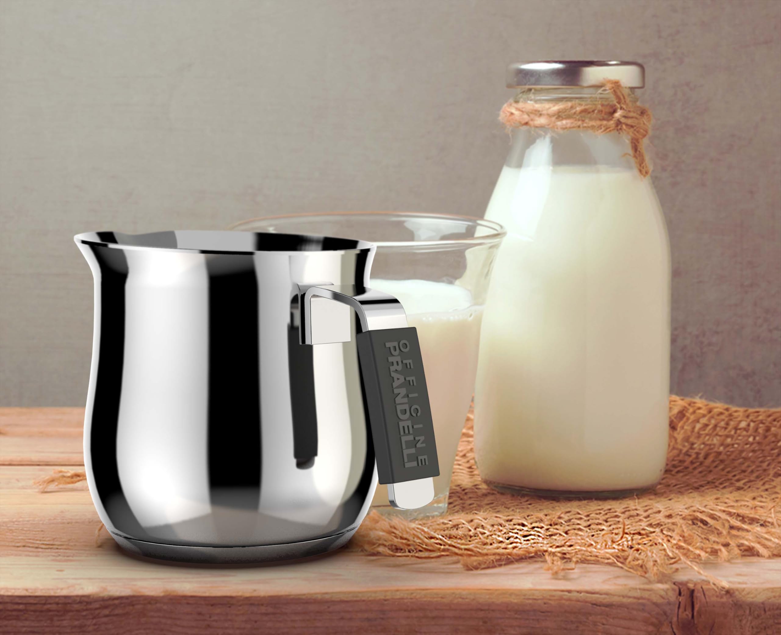 Lattiera Tazze 10, Linea Dolcevita, 950 ML, Acciaio Inox 18/10 ad induzione con manico in silicone antiscotto e con beccuccio, Officine Prandelli