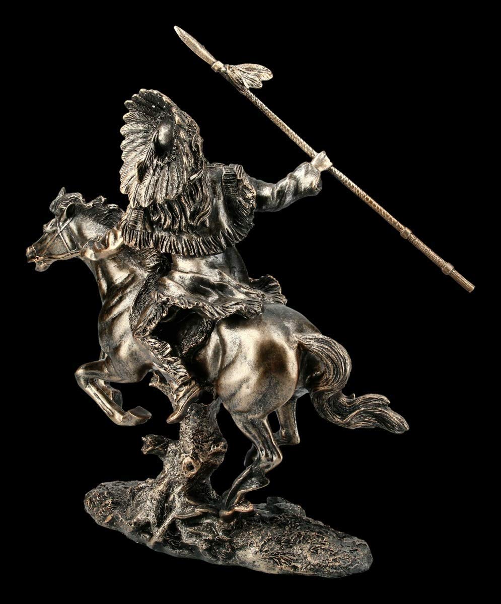 Figuren Shop GmbH Indianer Figur - Häuptling reitend mit Speer | Dekofigur, Dekoartikel, Westerndeko, Skulptur, Statue, Bronzeoptik, H 34 cm