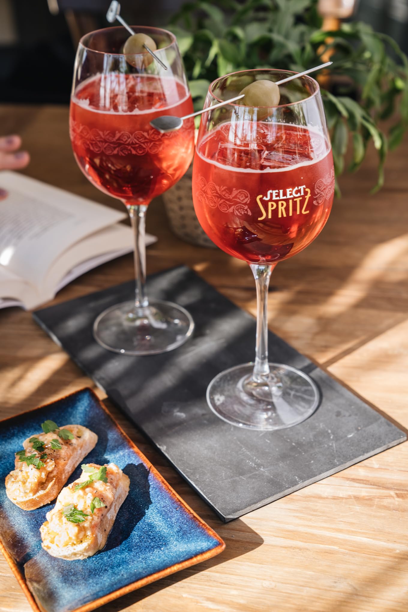SELECT Aperitivo - Apéritif Amer - Idéal pour les cocktails Spritz - Notes Herbacées & Douces - Origine : Italie - 17,5% Alcool - 1 Litre | Idéal pour les Cocktails Spritz - Notes Herbacées & Douces
