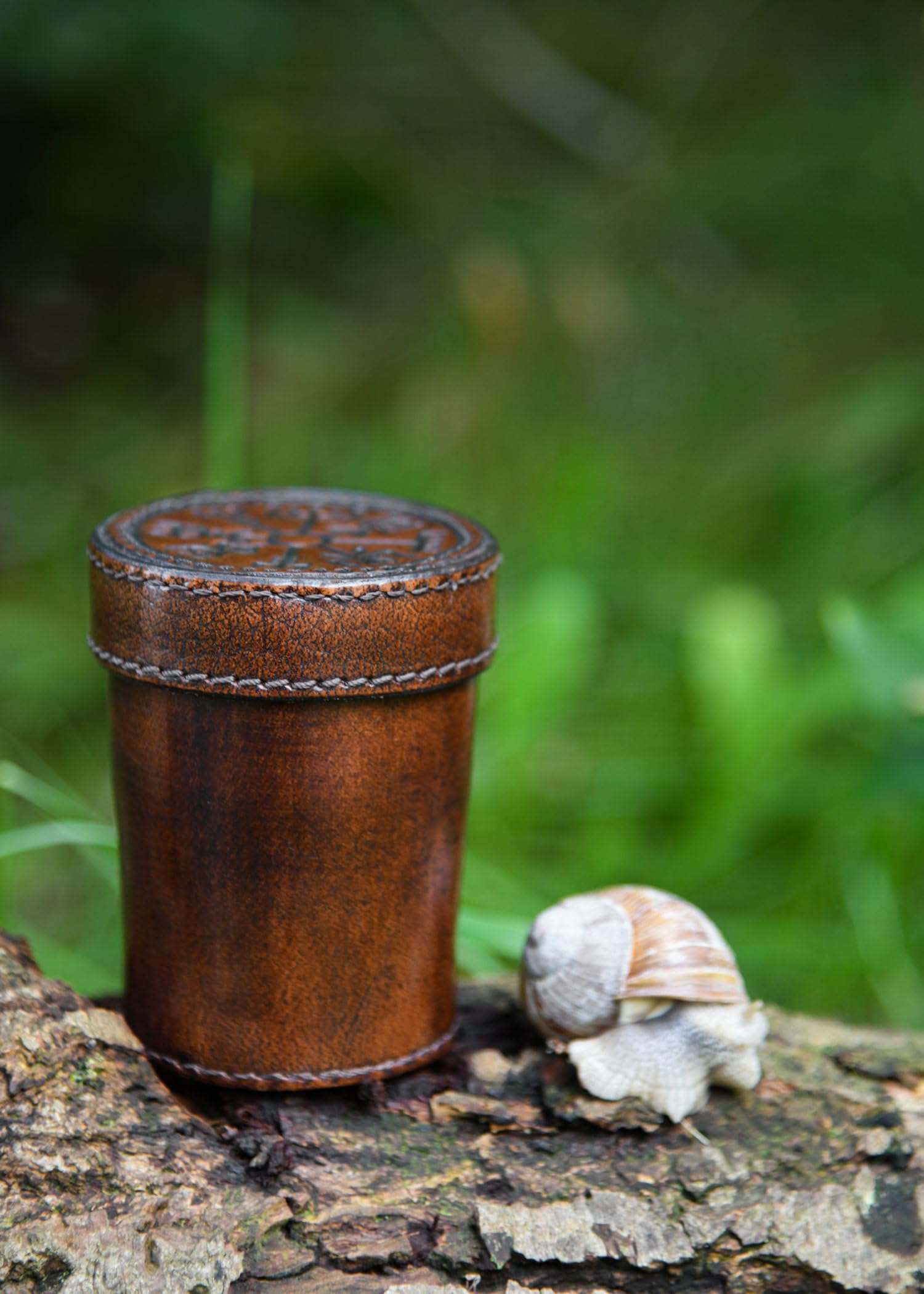 Ulfberth - Gobelet Cube Viking de qualité supérieure avec Couvercle, Motif Vegvisir - Cuir véritable - Tasse médiévale - LARP - (Vegvisir Marron)