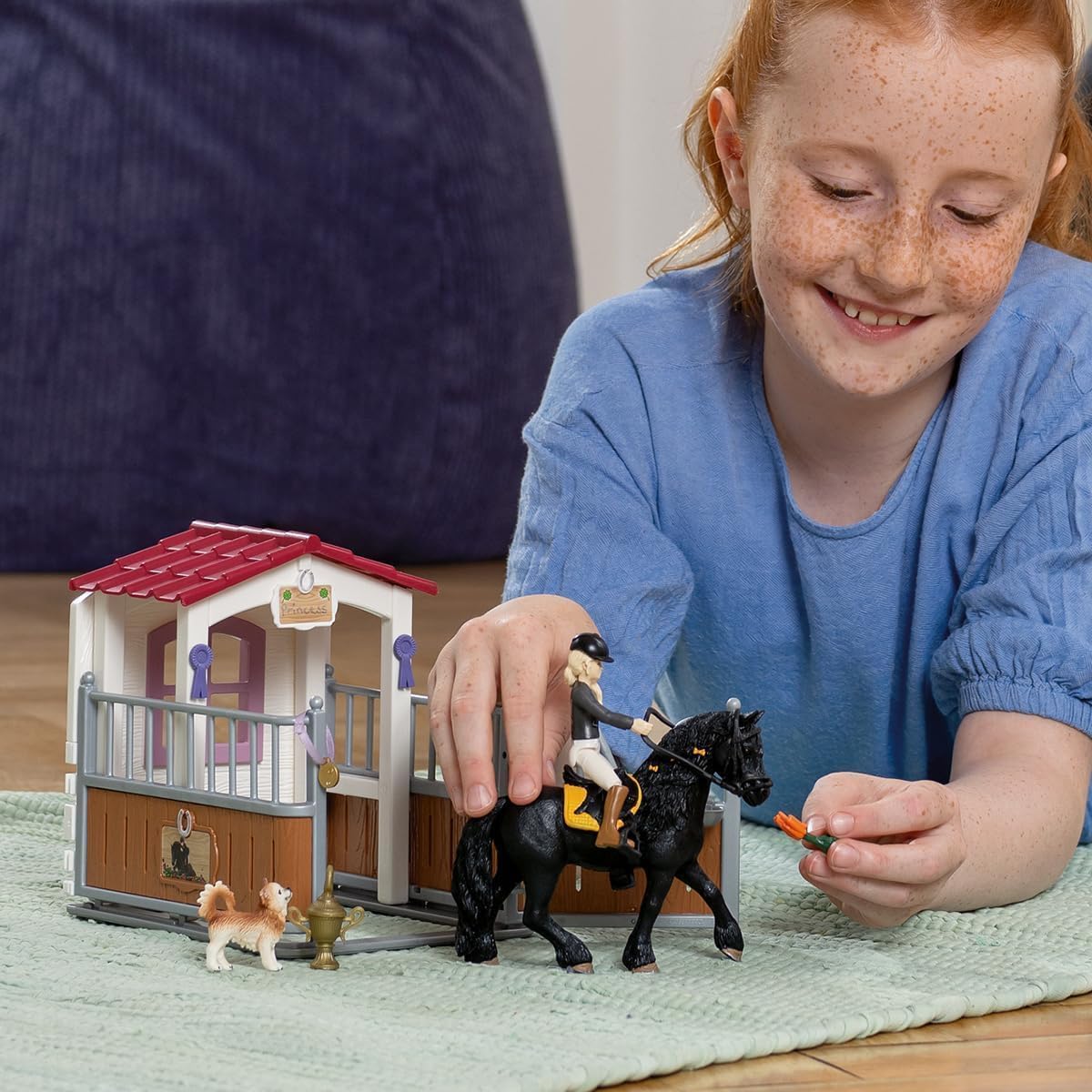 Schleich Horse Club | Box pour Chevaux avec Tori & Princess 42437 | Set avec écurie, Figurine Fille articulée, Cheval, Chien, clôture et Accessoires | Jouet Cheval pour Enfants dès 5 Ans | 26 pièces