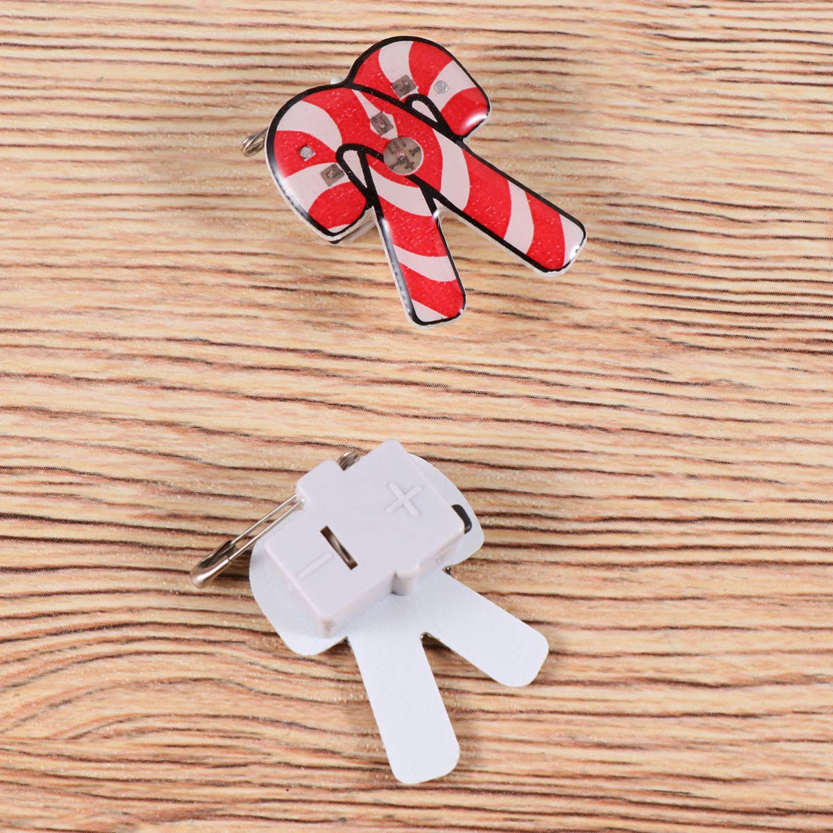 Amosfun Lot de 25 broches LED lumineuses de Noël en émail épinglettes badge fête de Noël préféré bonhomme de neige bijoux cadeaux pour enfants adultes