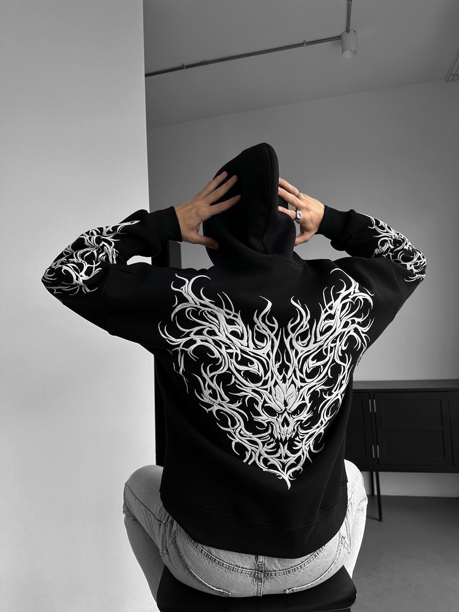 Sweat à capuche surdimensionné motif tête de mort tribale - Noir