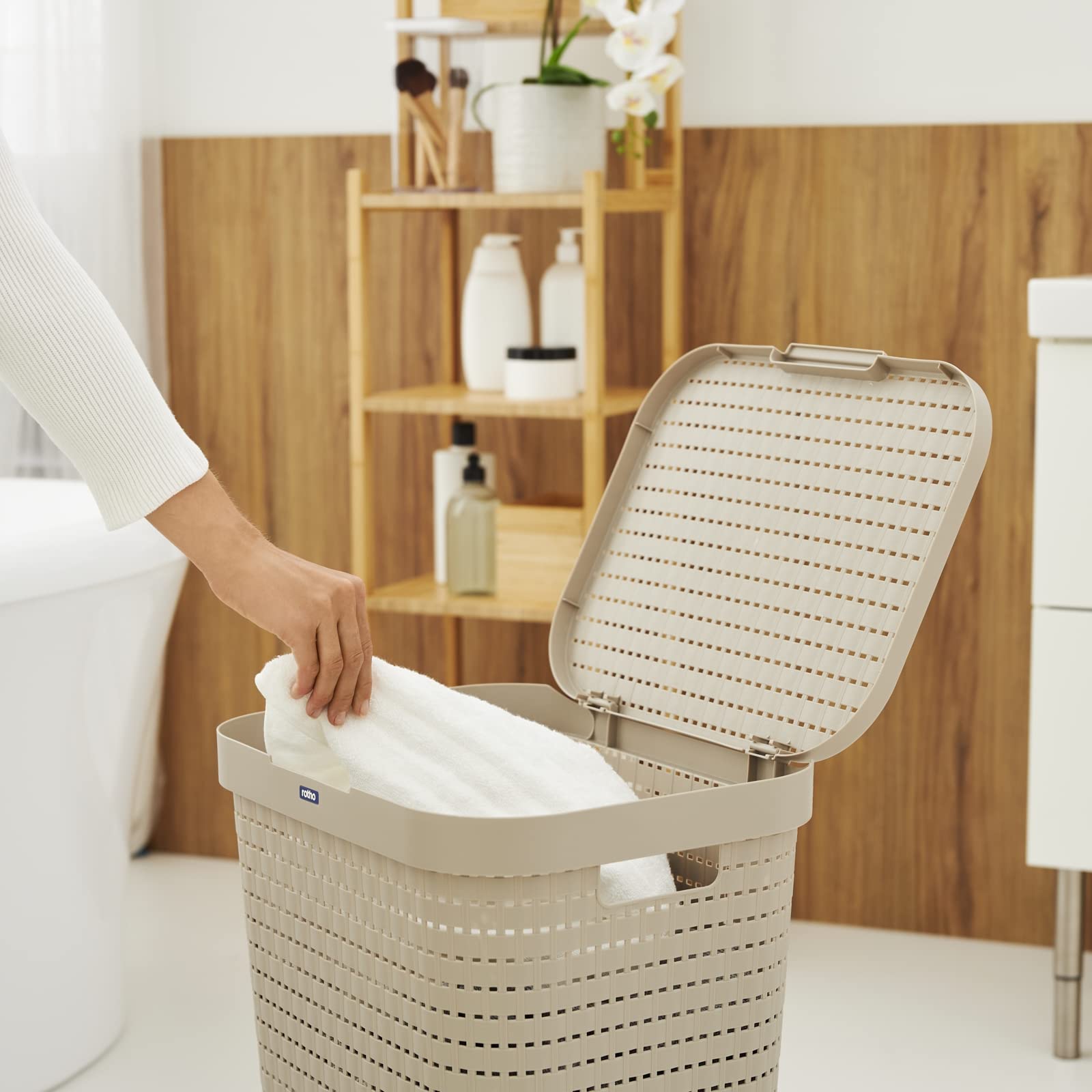 Rotho Country Cestino Lavanderia con Coperchio in Rattan, Plastica (PP) senza BPA, Beige (Cappuccino), 55 L, 42.0 x 32.2 x 57.7 cm