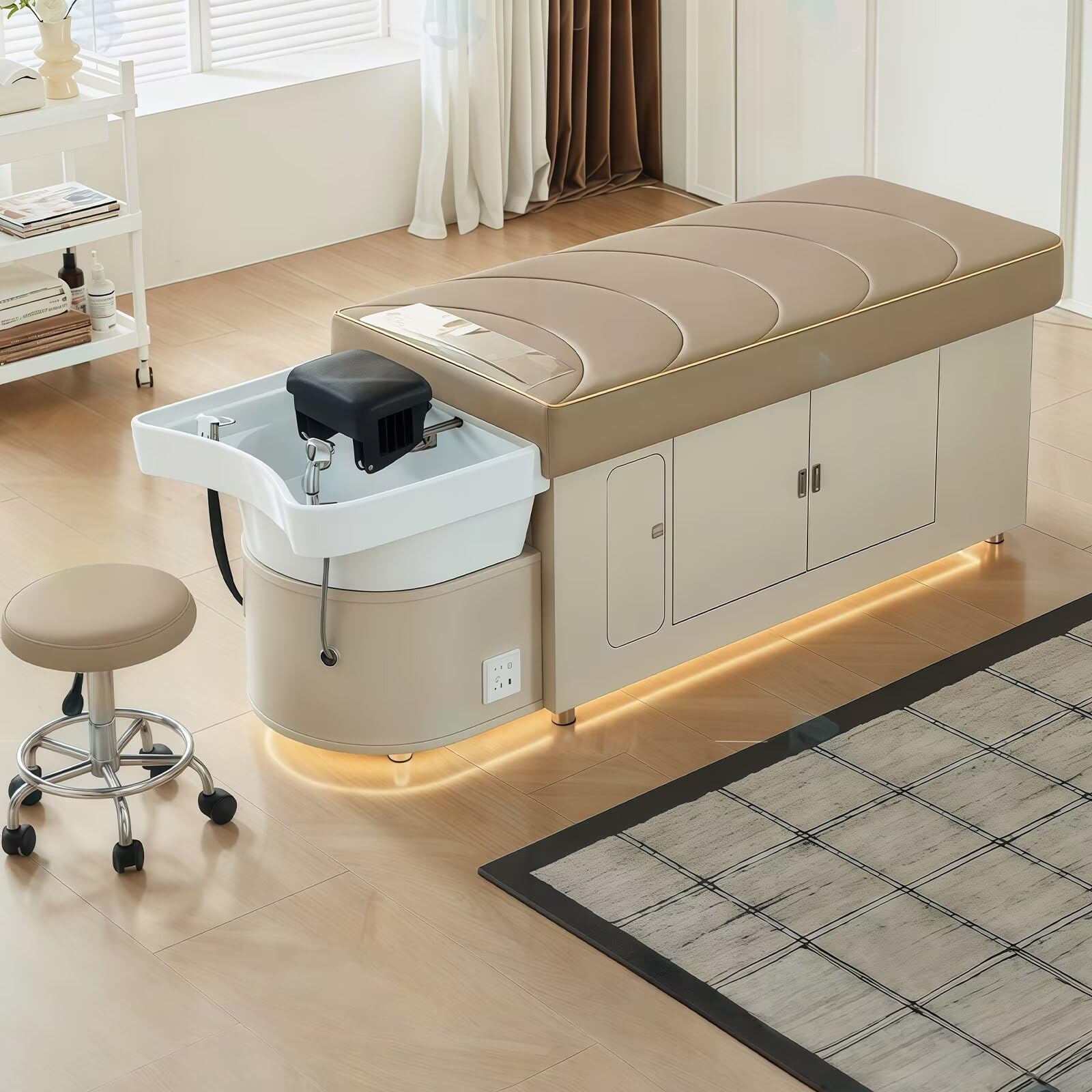 Salon szamponu Bed Head Spa z beżowym fotelem do masażu do mycia włosów i rzęs. Zawiera przechowywanie, funkcję dymu i cyrkulację wody.
