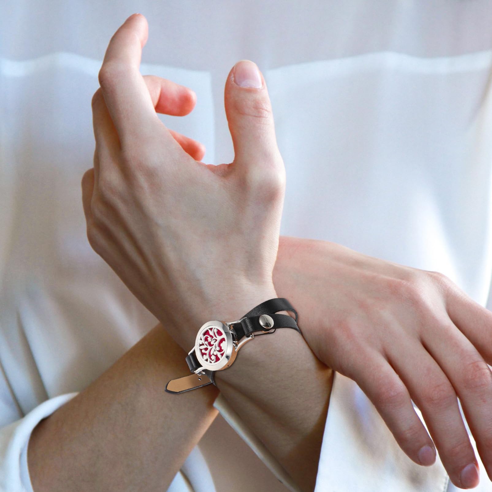Bracciale Diffusore Traforato in Acciaio Inox Cinturino in Pelle Nera, Braccialetto Profumato Aromatico Femminile Per Oli Essenziali, Elegante Accessorio Regalo Per Occasioni Speciali