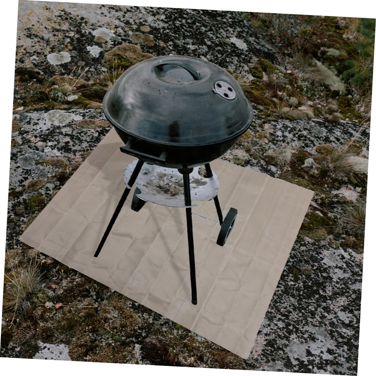 Gogogmee 2Pcs Fire Pit Mat Fireproof Outdoor Deck Protector Pad Heat Resistant Fireproofing Mat for Grills Fire Pits Durable and Easy to Clean