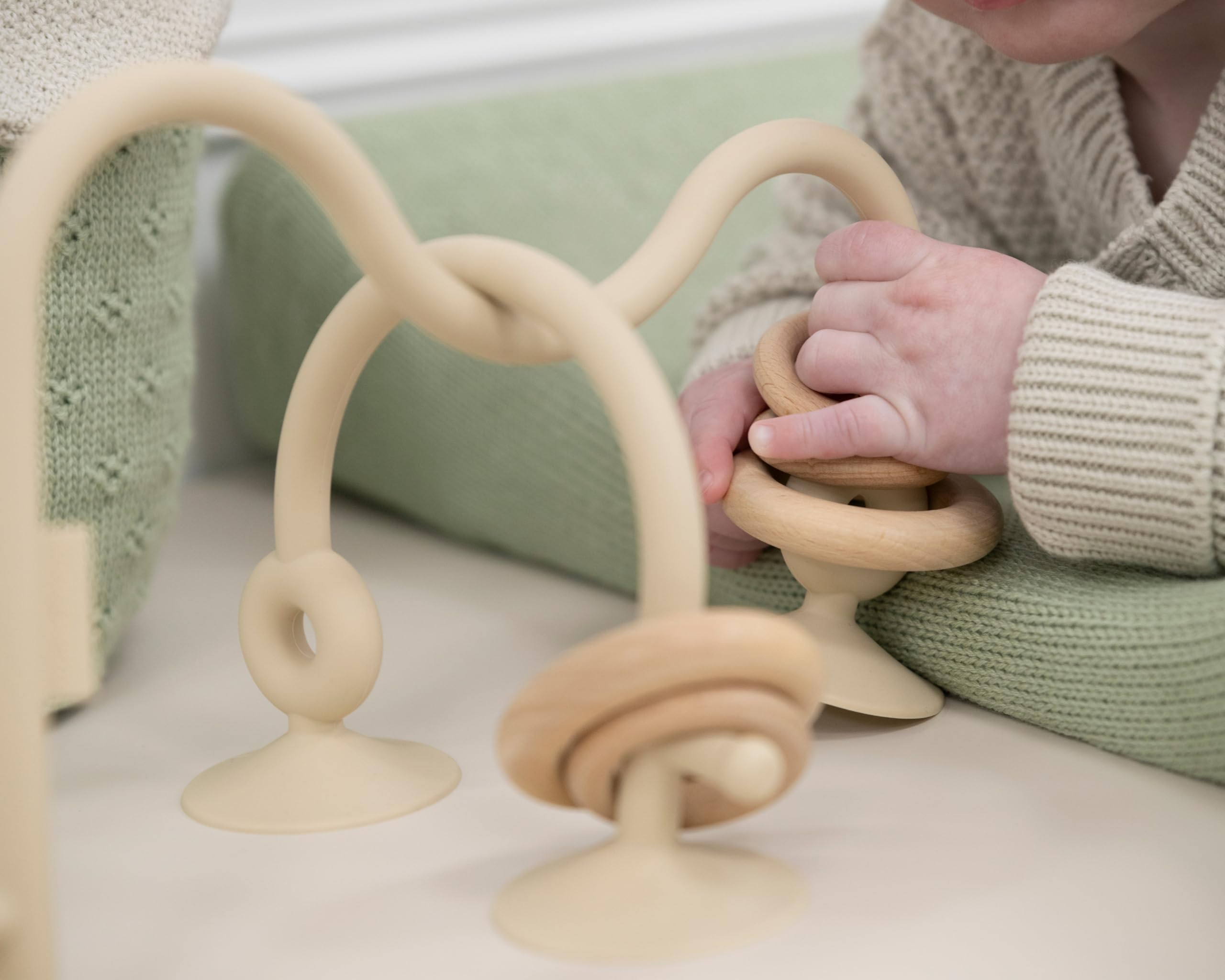 Baby's Only - Motorikschleife - Baby Motorikspielzeug - kugelbahn aus Silikonen und Holz - Kugel Labyrinth - Babyspielzeug für Jungen und Mädchen - Für 3 bis 18 Monaten - Urban Green