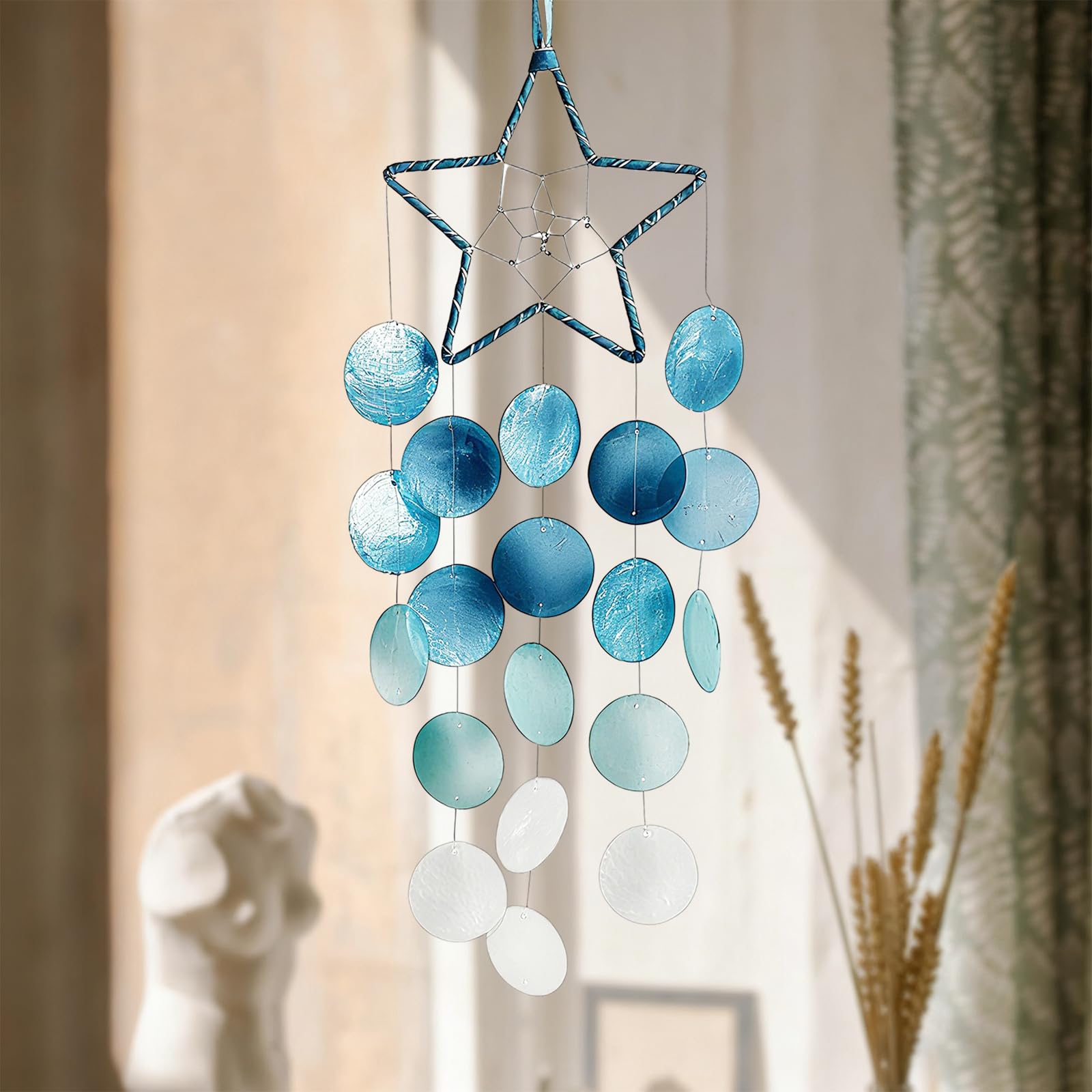 Carillon vento conchiglie appeso esterni - Artigianale, dipinto - Decor blu bianco spiaggia oceano - Per casa e giardino - Regalo ricordo o condoglianze